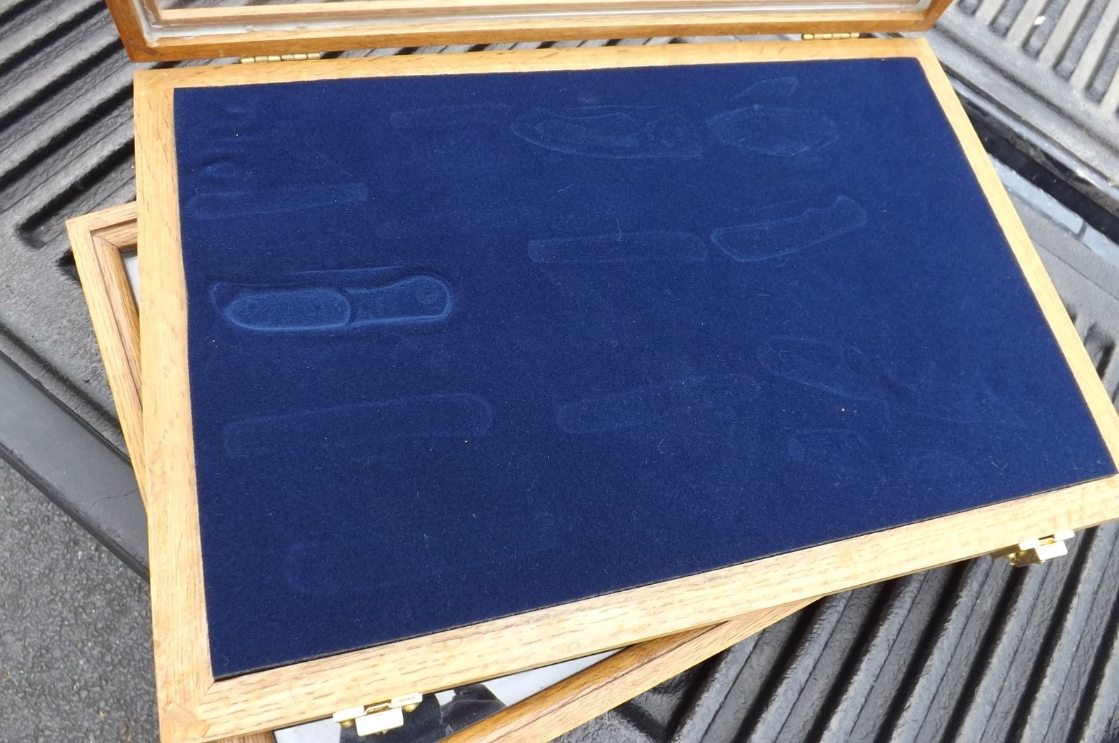 LOT OF 2 KNIFE WATCH MARBLES OAK WOODEN DISPLAY CASE USED GREAT SHAPE 18" INCH