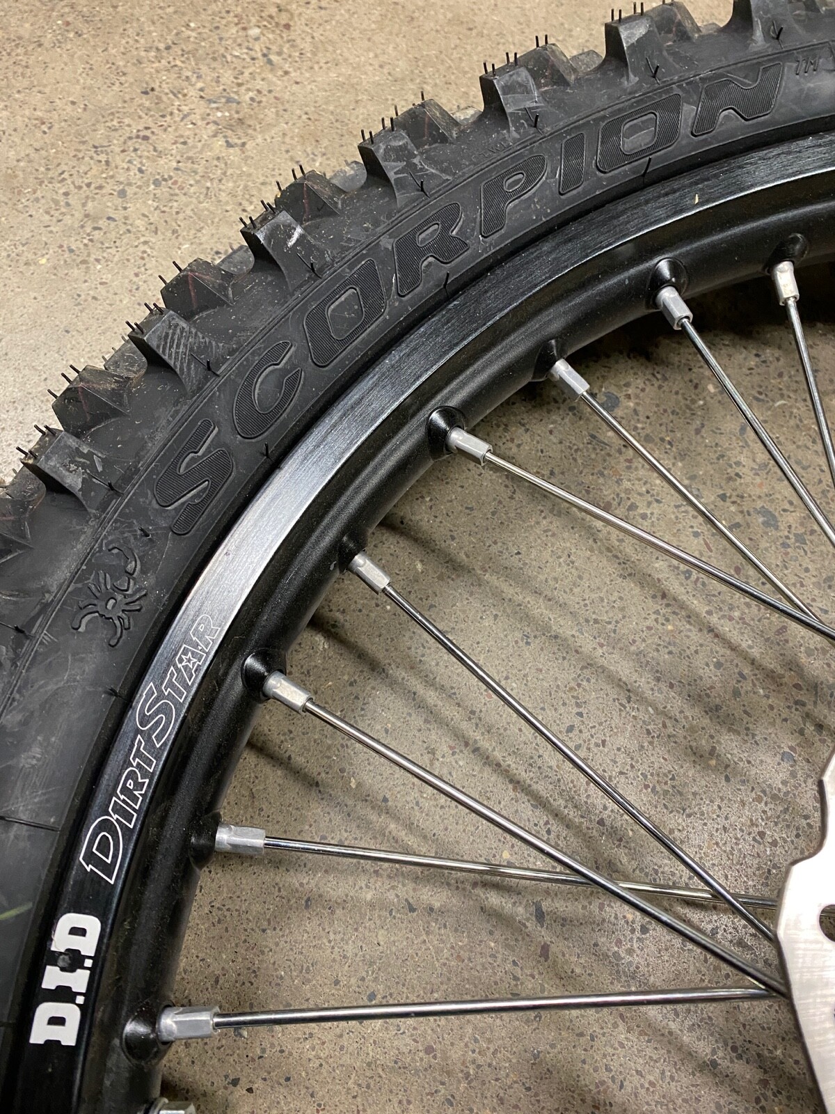 HONDA CRF250R CRF450R 2018-2025 DID DIRT STAR FRONT WHEEL 21X1.60 PIRELLI TIRE