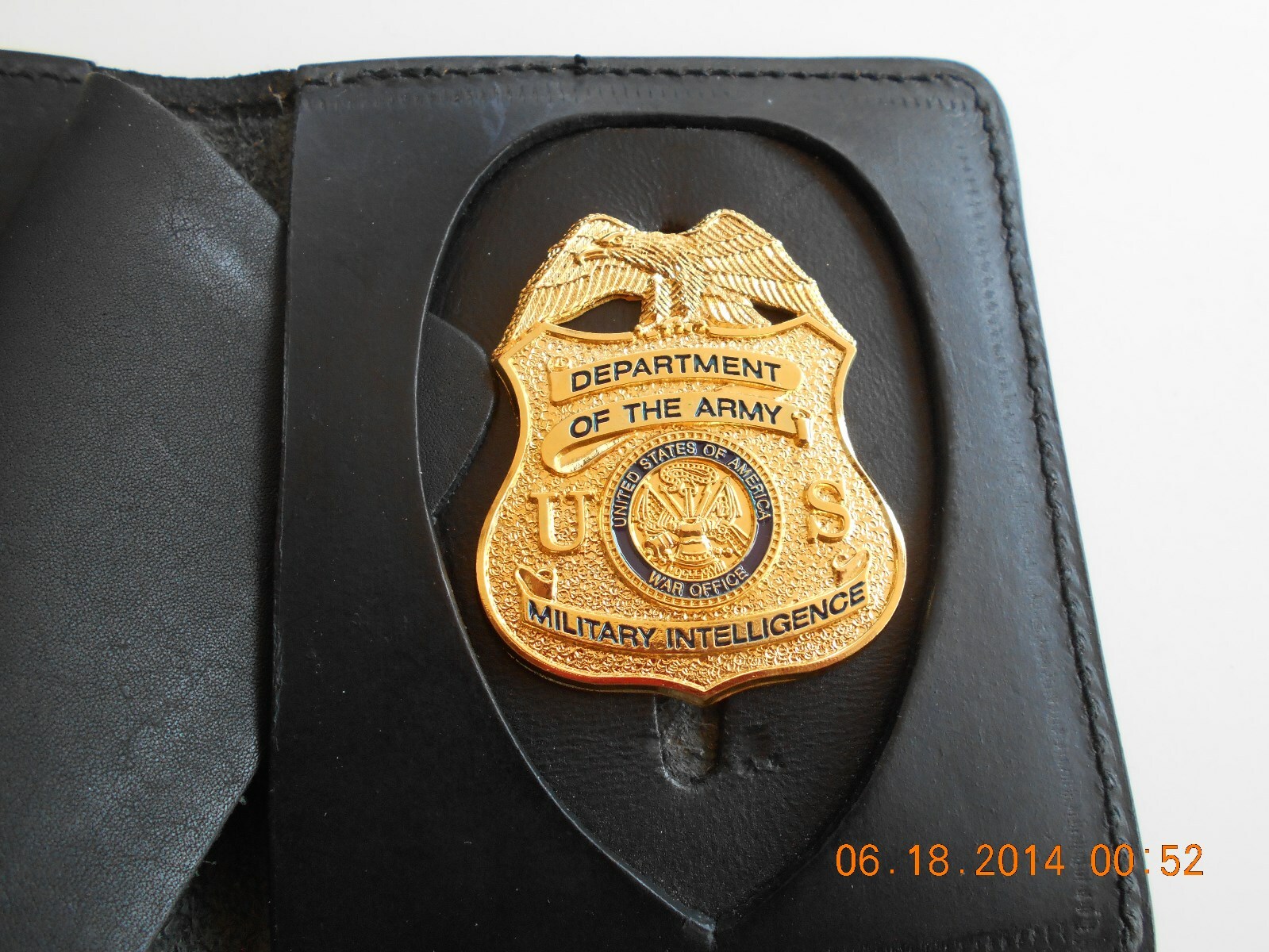 US ARMY Military Intelligence Mini Badge with pins