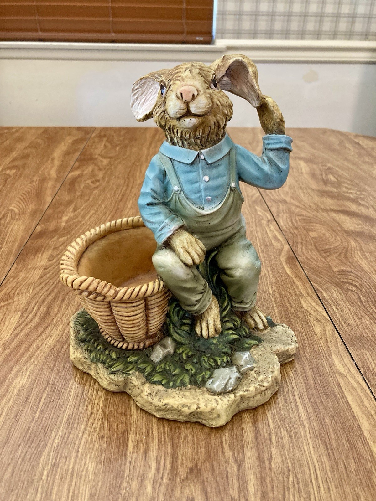 Chrisdon Rabbit Figurine Resin Basket