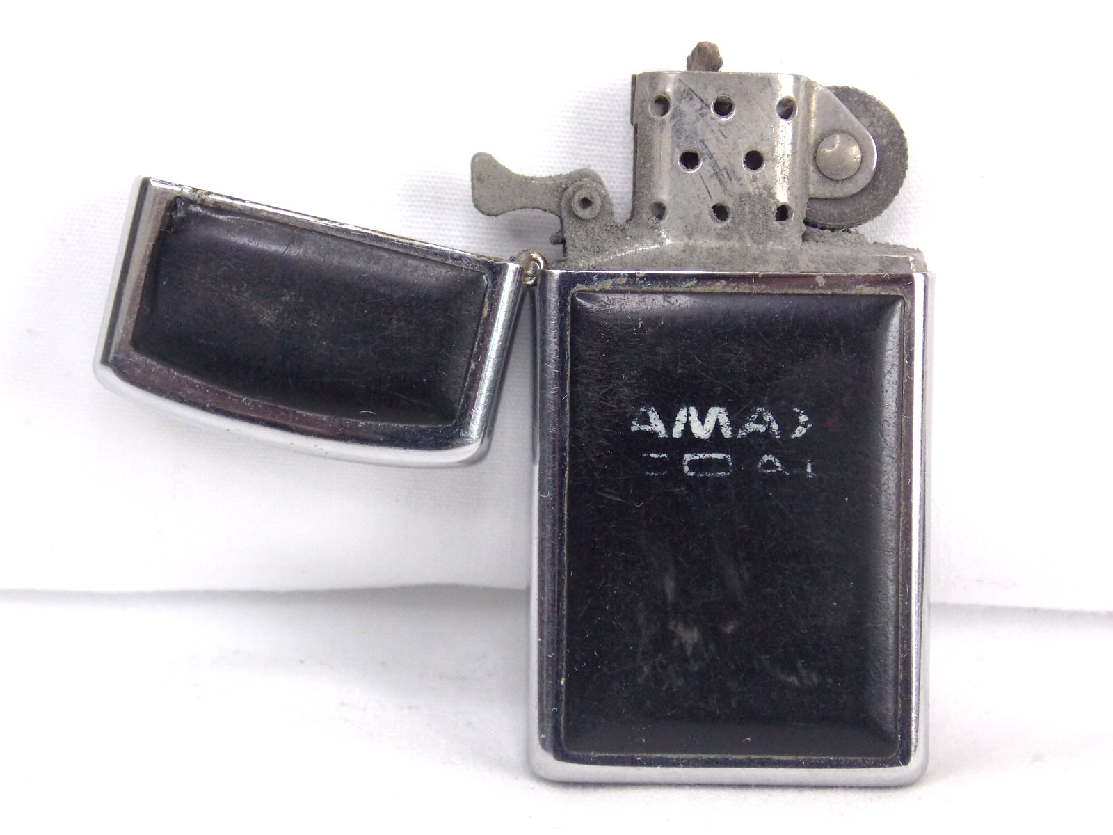 NICE 1982 VINTAGE ZIPPO LIGHTER