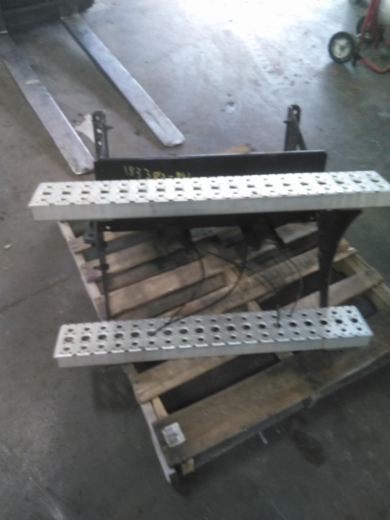 Replaces 2020 FREIGHTLINER CASCADIA 126 BATTERY BOX 3586186