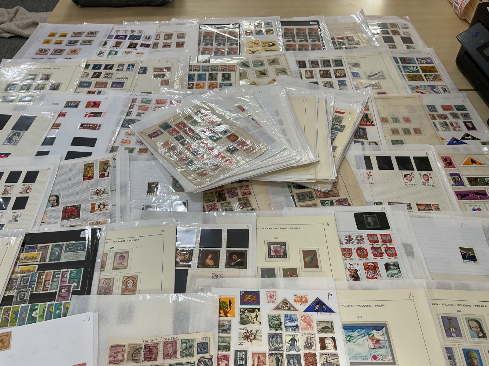 Poland stamps. Ex dealer leaves. Mint/Used. Vintage to modern 1.8kg G118