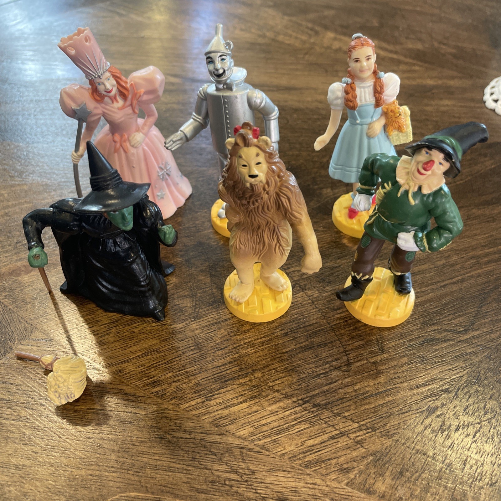 Vintage Wizard Of Oz Set Of 6 1939 Loew's Ren 1966 MGM 1987 Turner Macau Figures