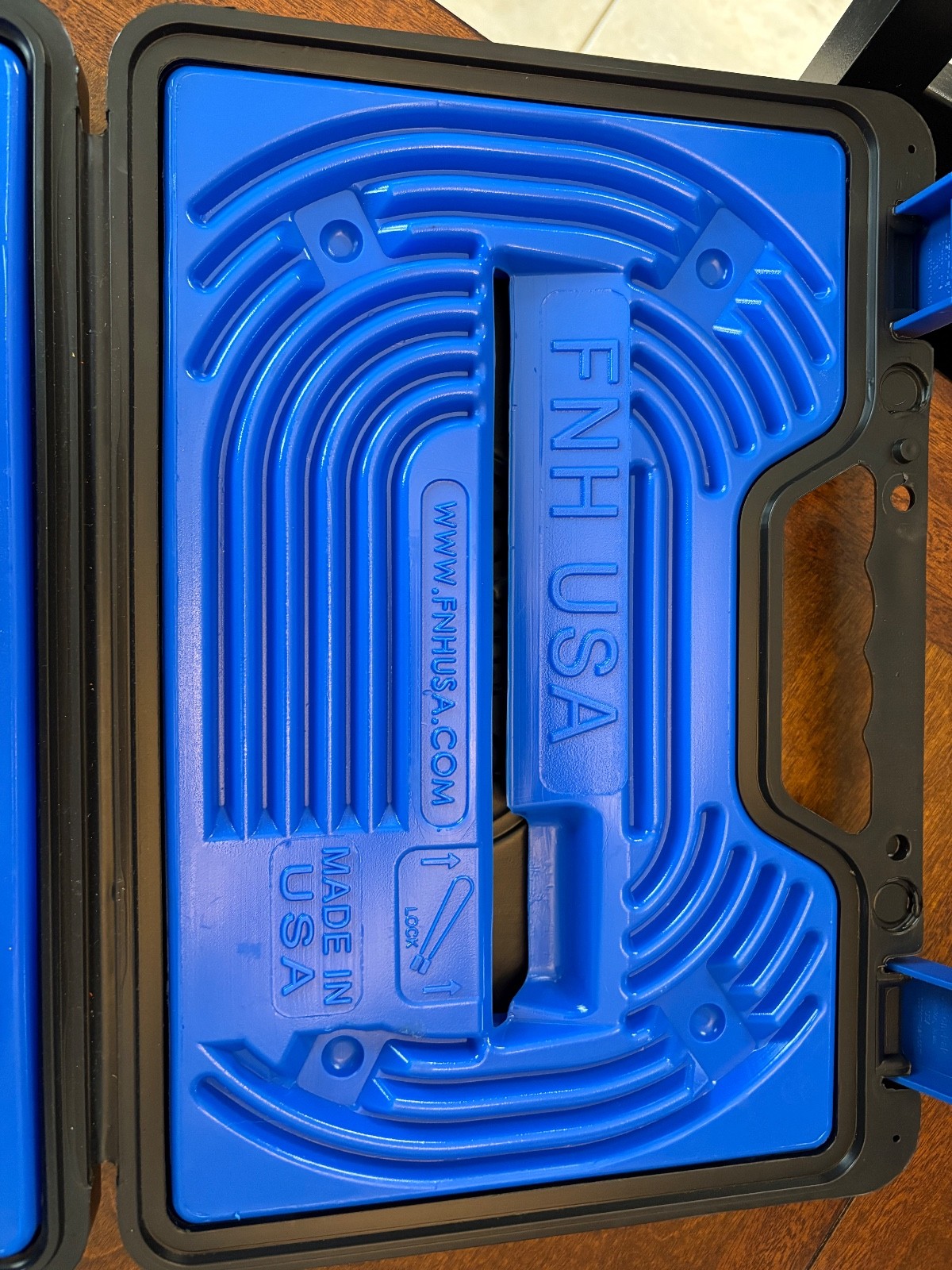 FNH FNS 9mm/.40 Black Pistol & 2 Magazine OEM Hard Lockable Gun Case