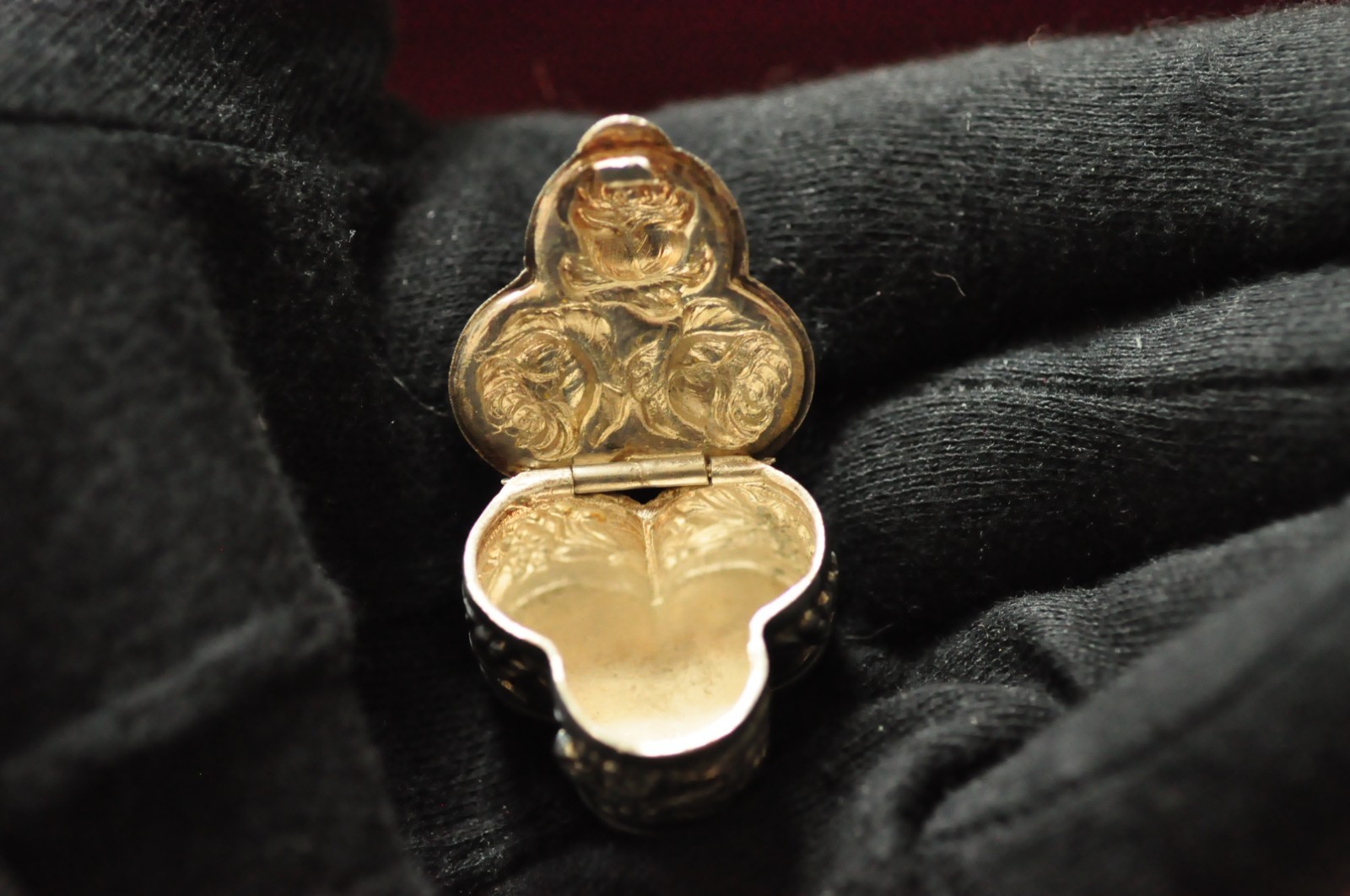 Vintage Sterling Silver Clover‑Shaped Pill Box – Three Rose Repoussé Panels 12g