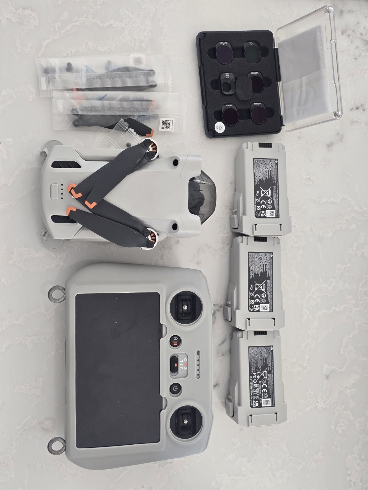 BROKEN FOR PARTS!! DJI Mini 3 Pro Drone with working dji rc and 3 batteries