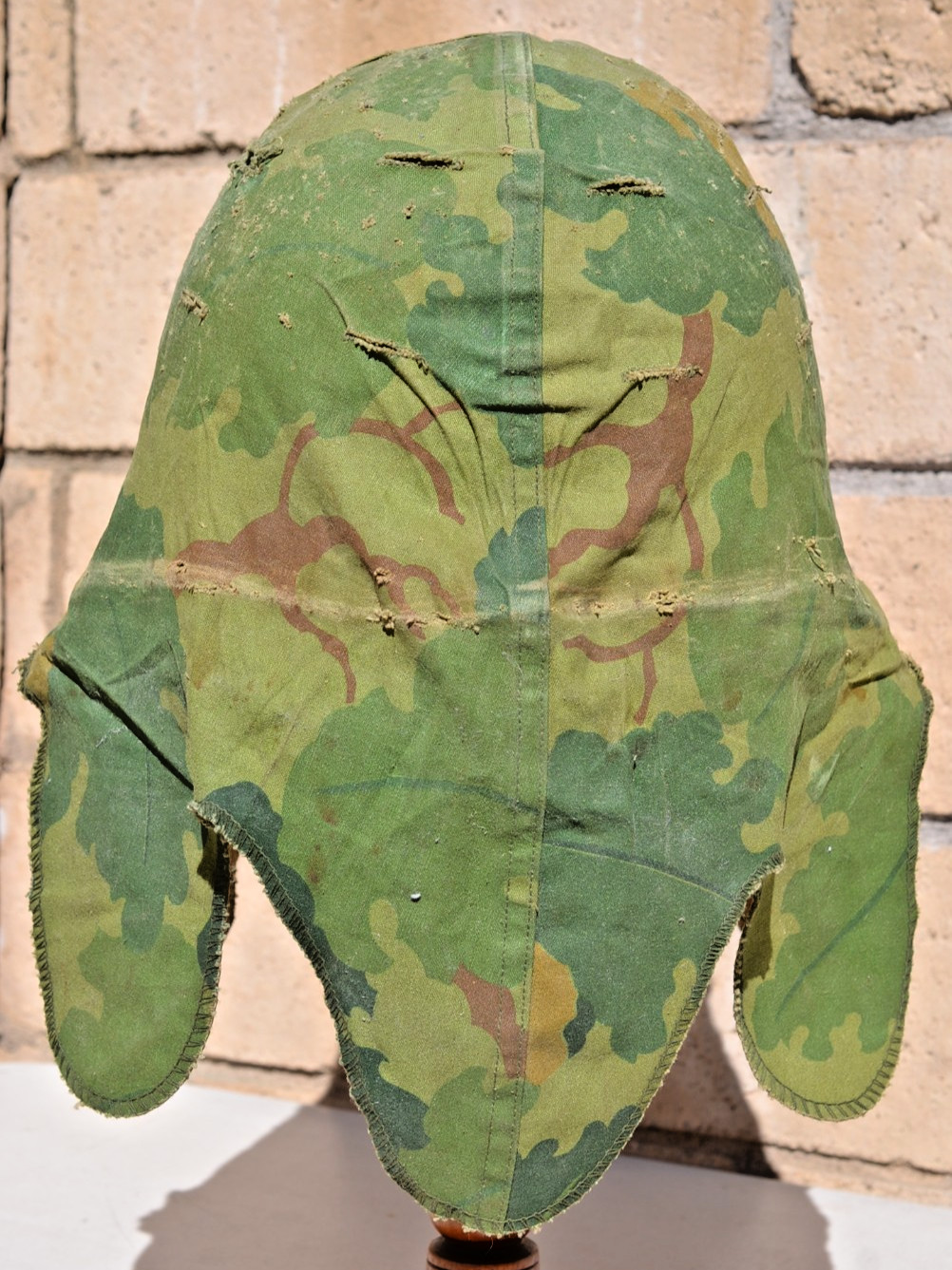 EARLY US ARMY M1 HELMET VIETNAM WAR VINTAGE CAMOUFLAGE COVER & PEACE PIN BUTTON