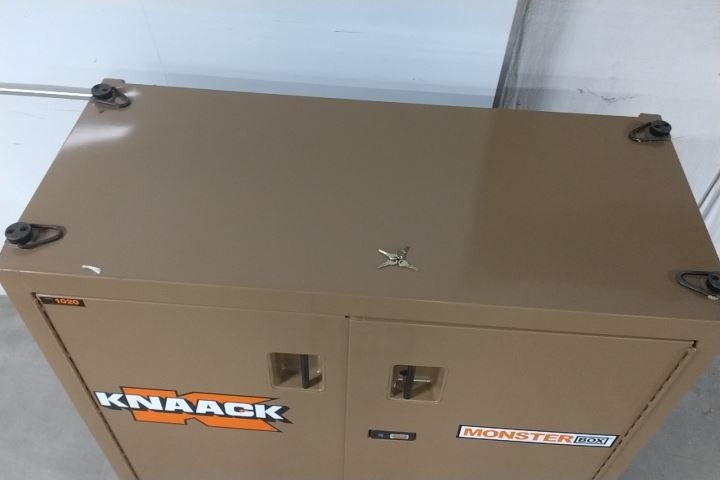Knaack 1020 52 Cu Ft Total Storage Cap Tan Steel Jobsite Cabinet