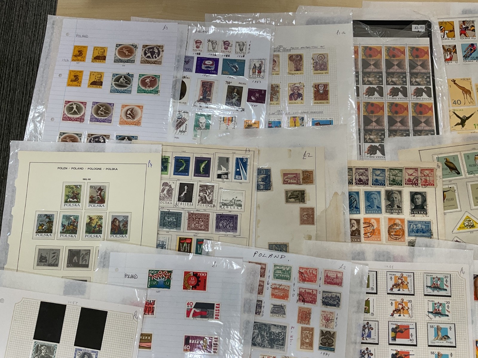 Poland stamps. Ex dealer leaves. Mint/Used. Vintage to modern 1.8kg G118