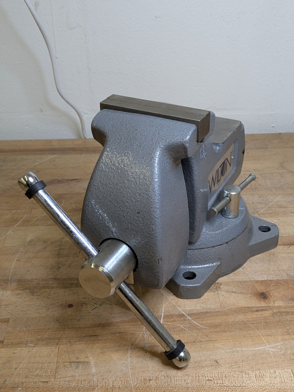 Wilton Mechanics Bench Vise w/ Swivel Base 4" Jaw Width 4-1/2" Opening 21300