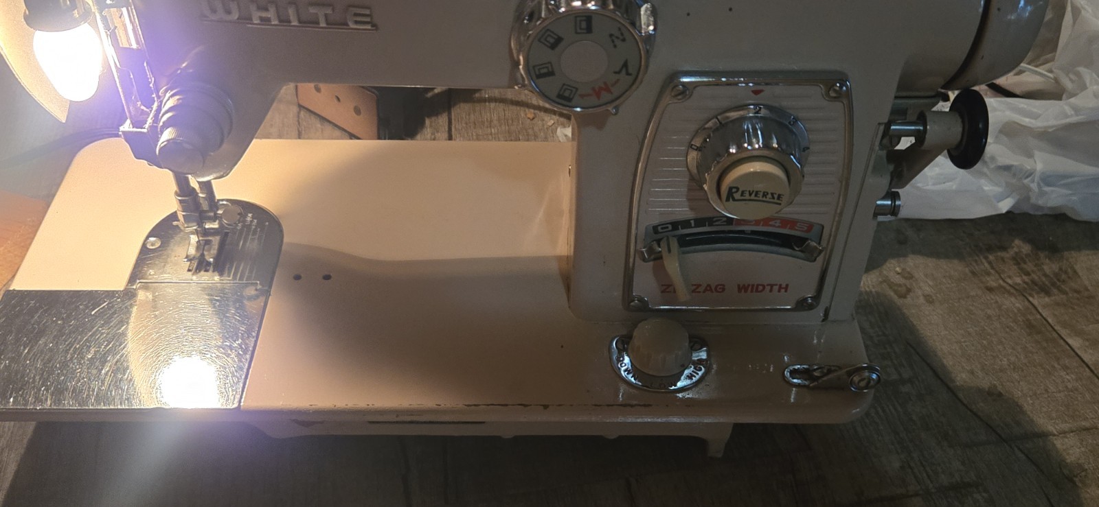 Vintage WHITE Sewing Machine Model 764 with Pedal EXCELLENT SHAPE