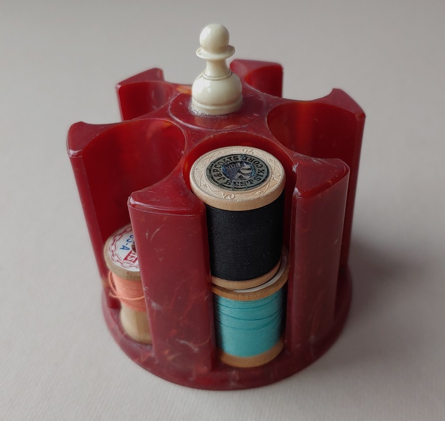 Vintage thread spool caddy red marbled plastic sewing notion organizer 3.5" H
