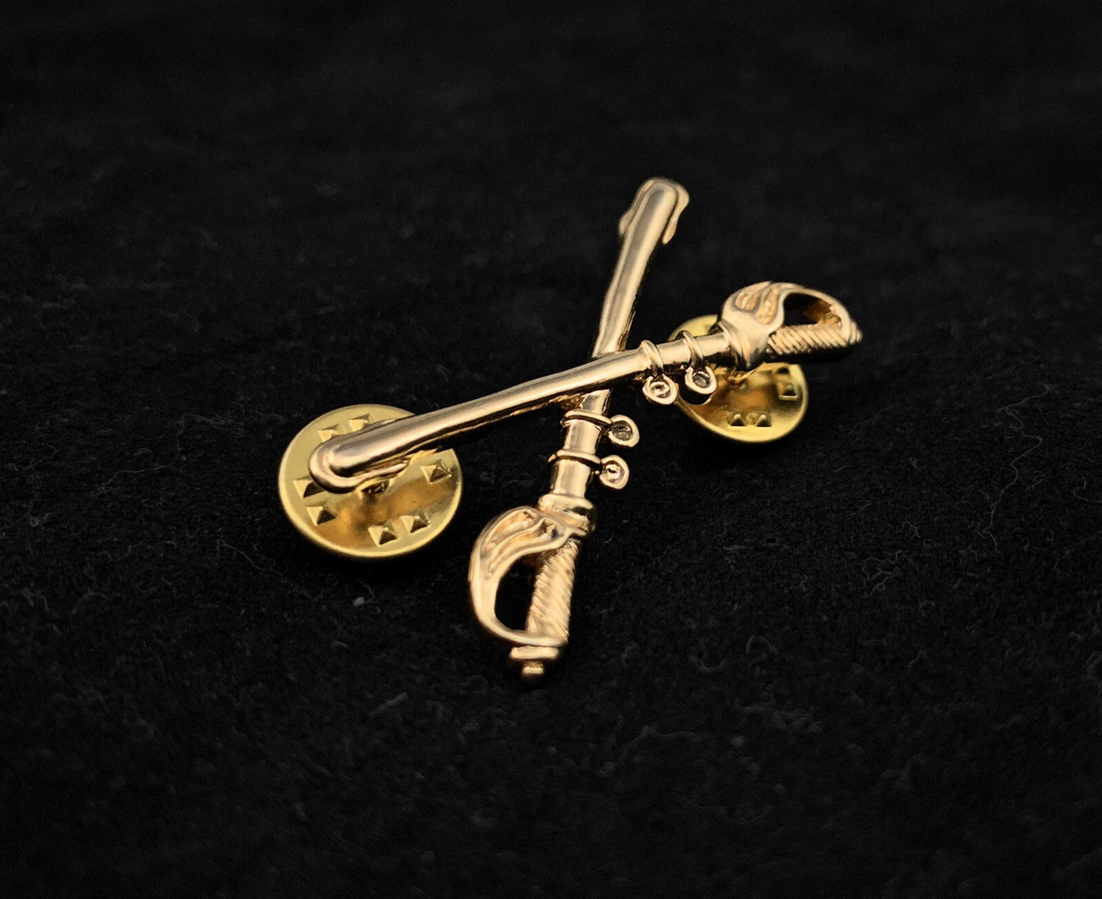 ☀️U.S. Army Gold Cavalry Crossed Sabers, Military Hat Lapel Pin, Medium 1-1/2"