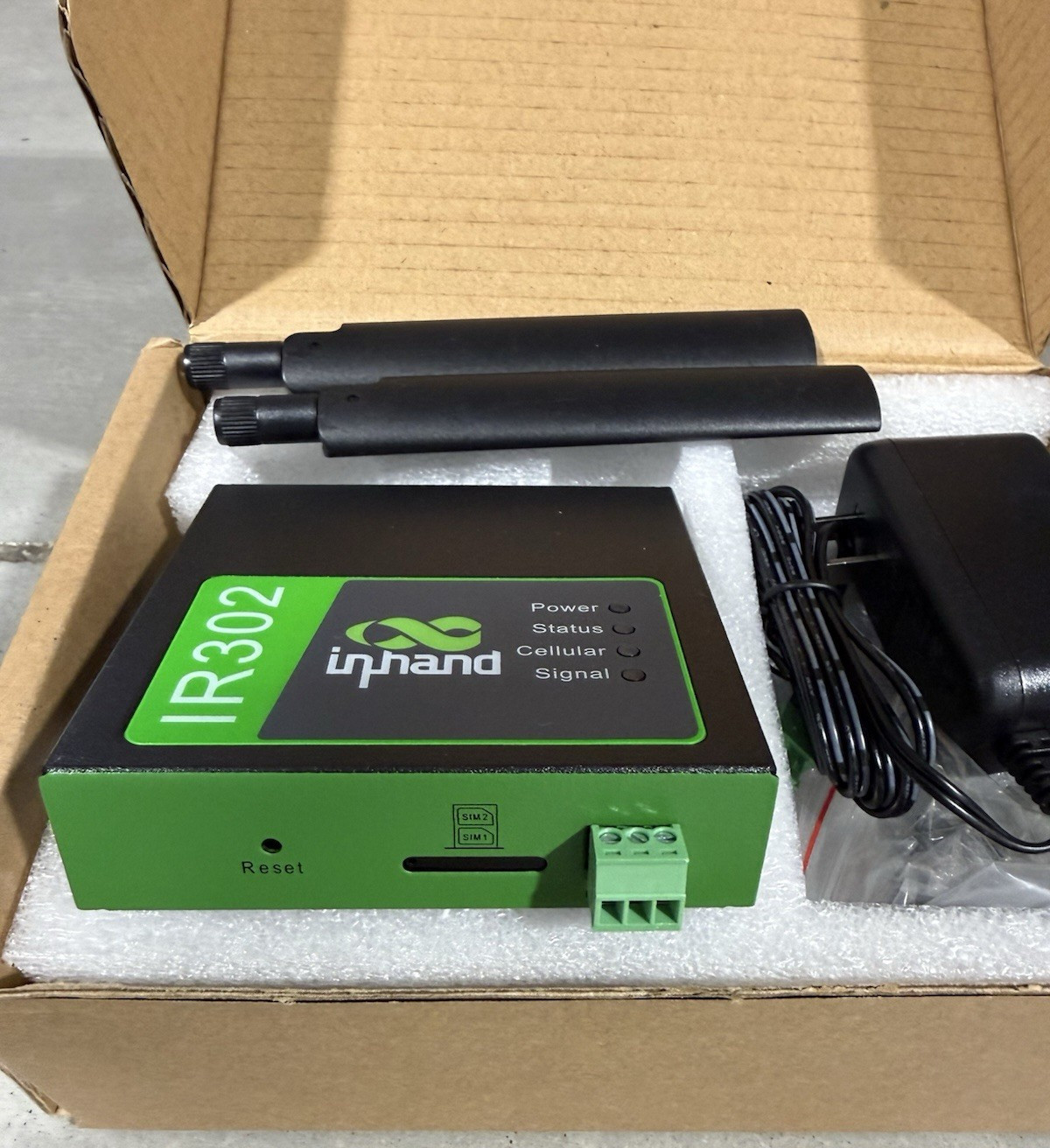 InHand IR302-FQ38-IO Dual Industrial Cellular Router LTE CAT4 150Mbps EXTRAS NEW