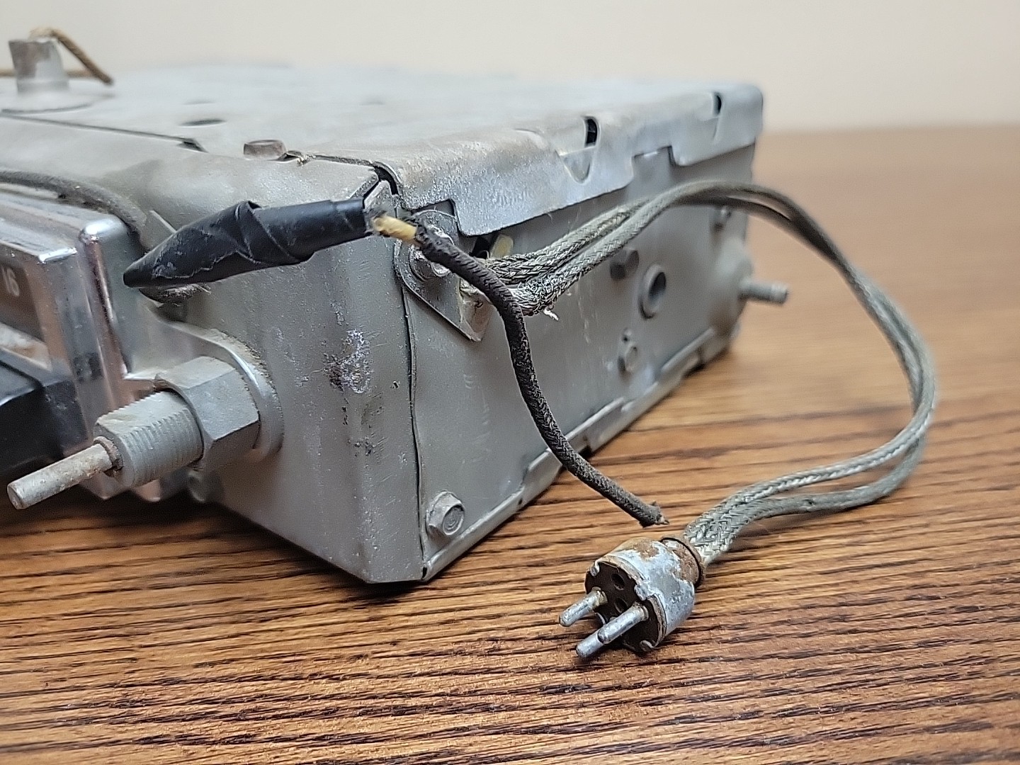 VINTAGE ANTIQUE 1955-1956 CHEVY 12 VOLT BLACK PUSH BUTTON AM RADIO (UNTESTED)