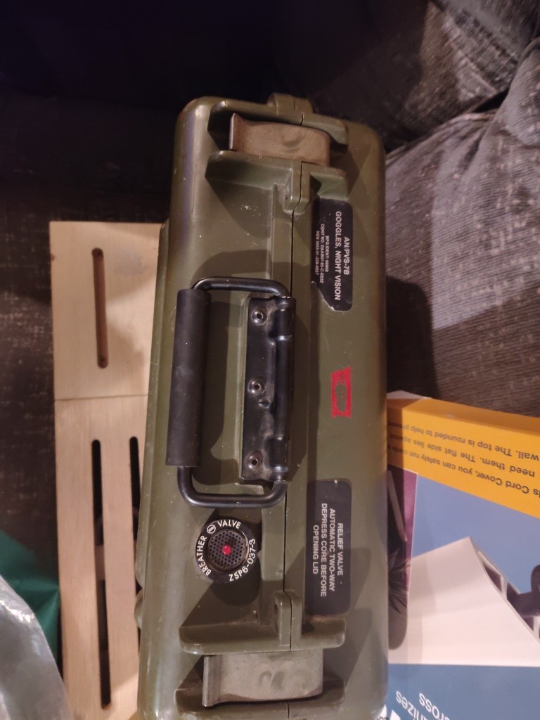 U.S. Military AN/PVS-7B Night Vision Goggles Hard Shell Lockable Storage Case