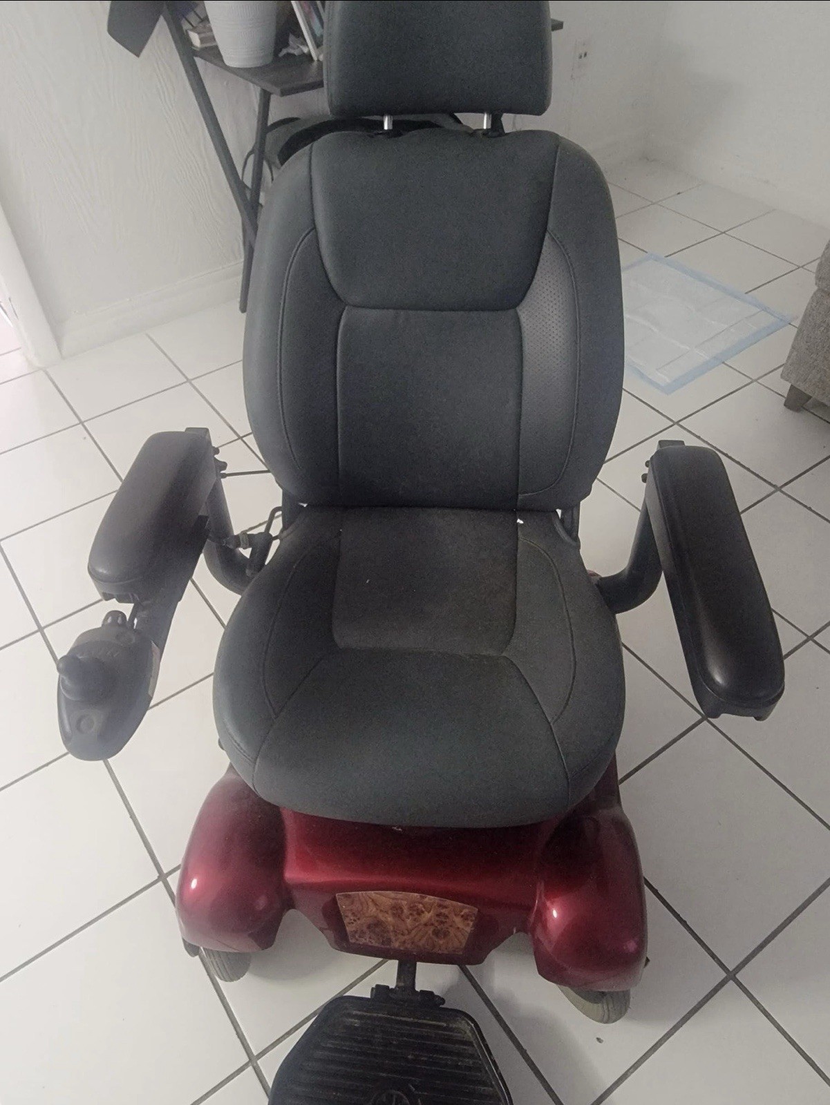 Jazzy Powerchair Red Black Swivel Seat 4-Wheel Electric Mobility Scooter