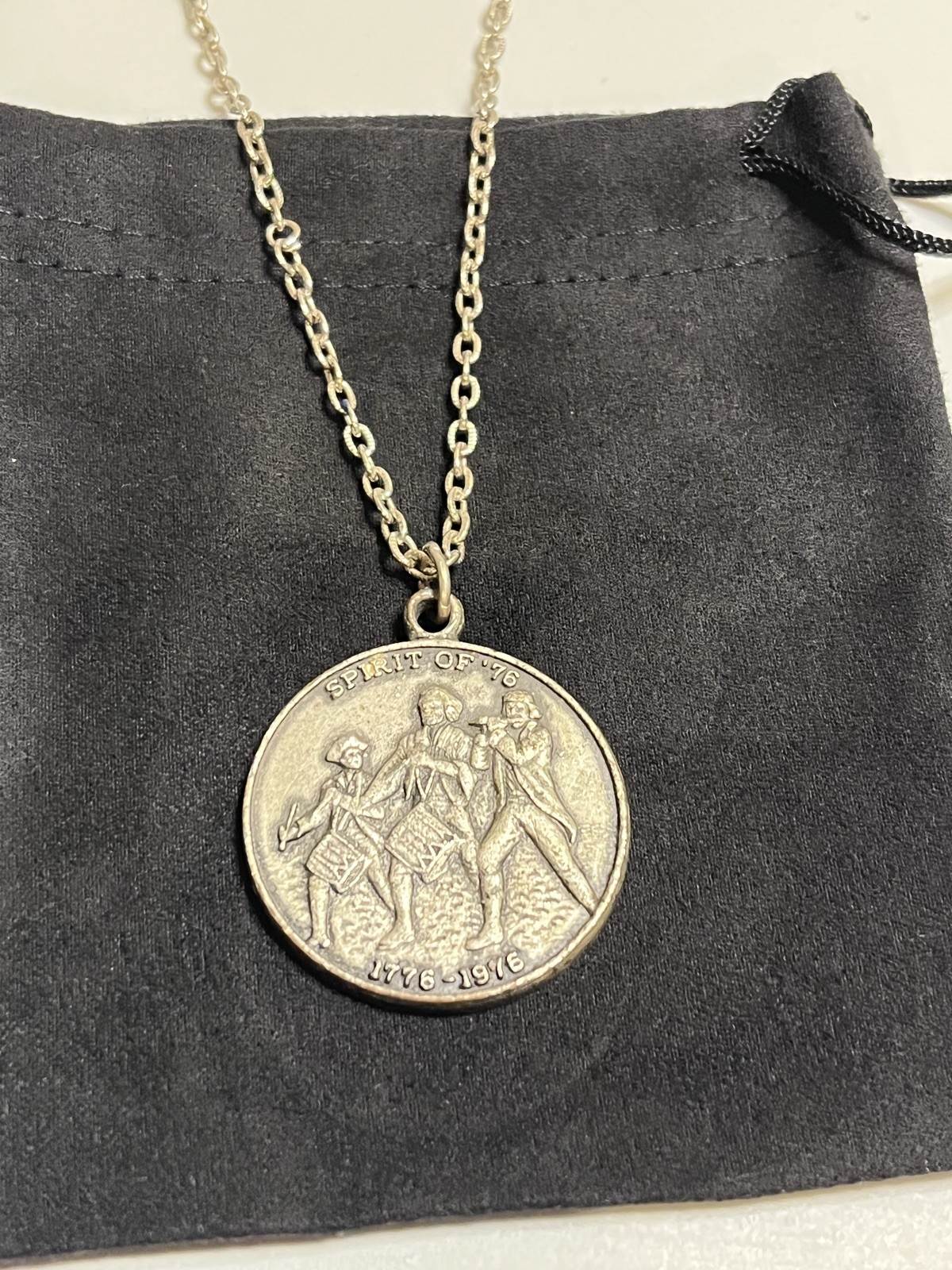 Vintage Bicentennial Spirit of ‘76 Coin Pendant Necklace Great Seal of US