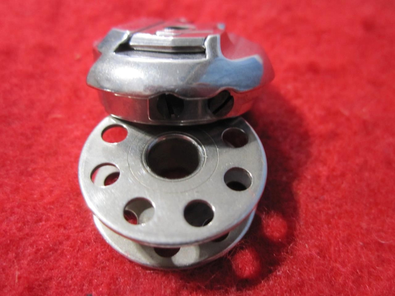 UNMARKED SINGER SEWING MACHINE BOBBIN CASE FITS 301 / 221 & 1 BOBBIN