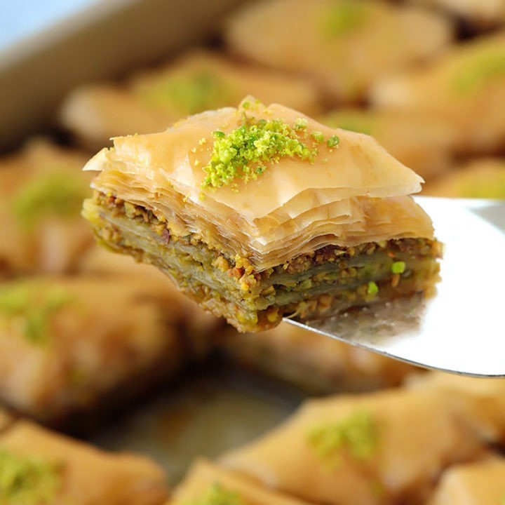 16 Pieces Fresh Baked Pistachio Baklava from Chicago 500g / 17.6 oz.