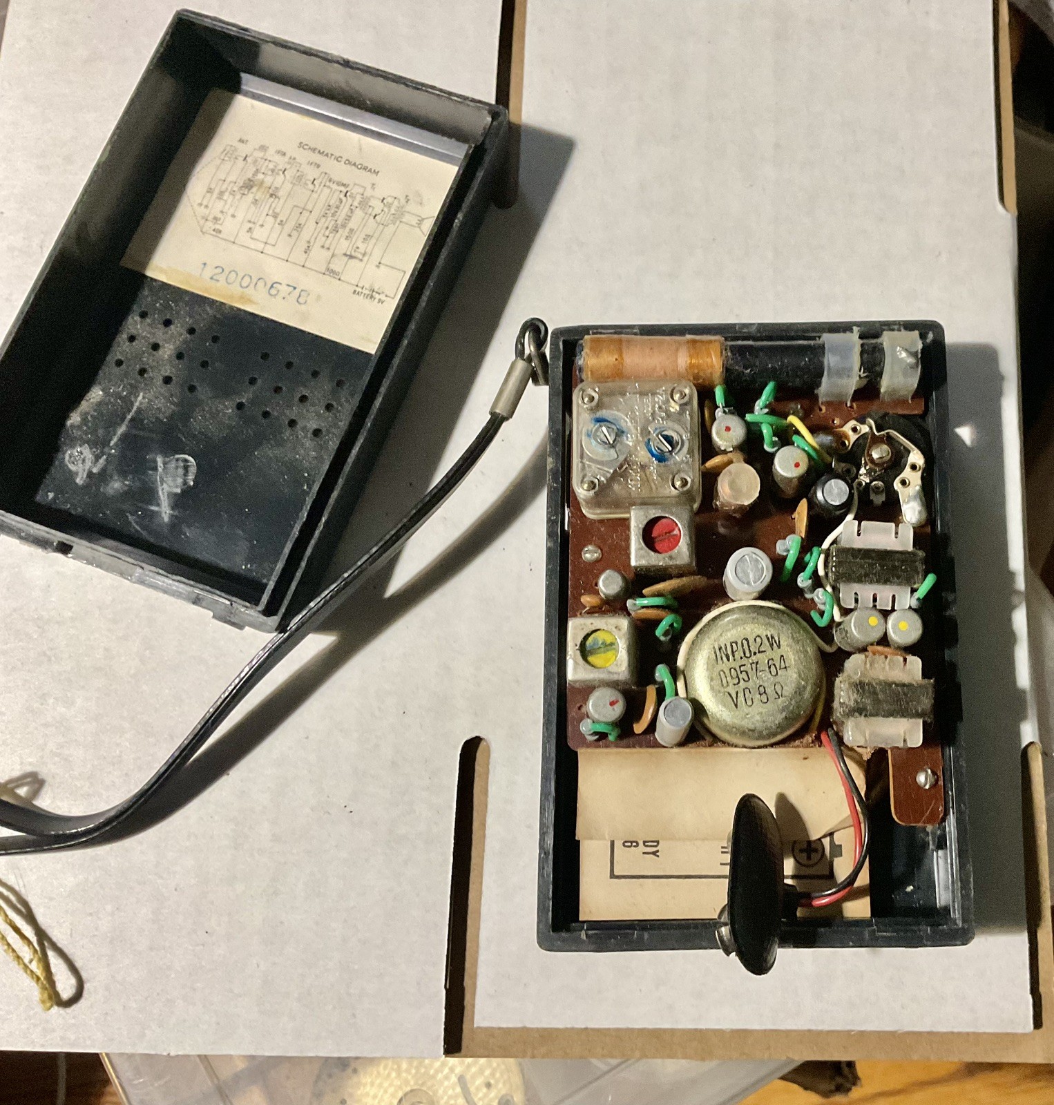 LLYODS SOLID STATE 6 TRANSISTOR RADIO