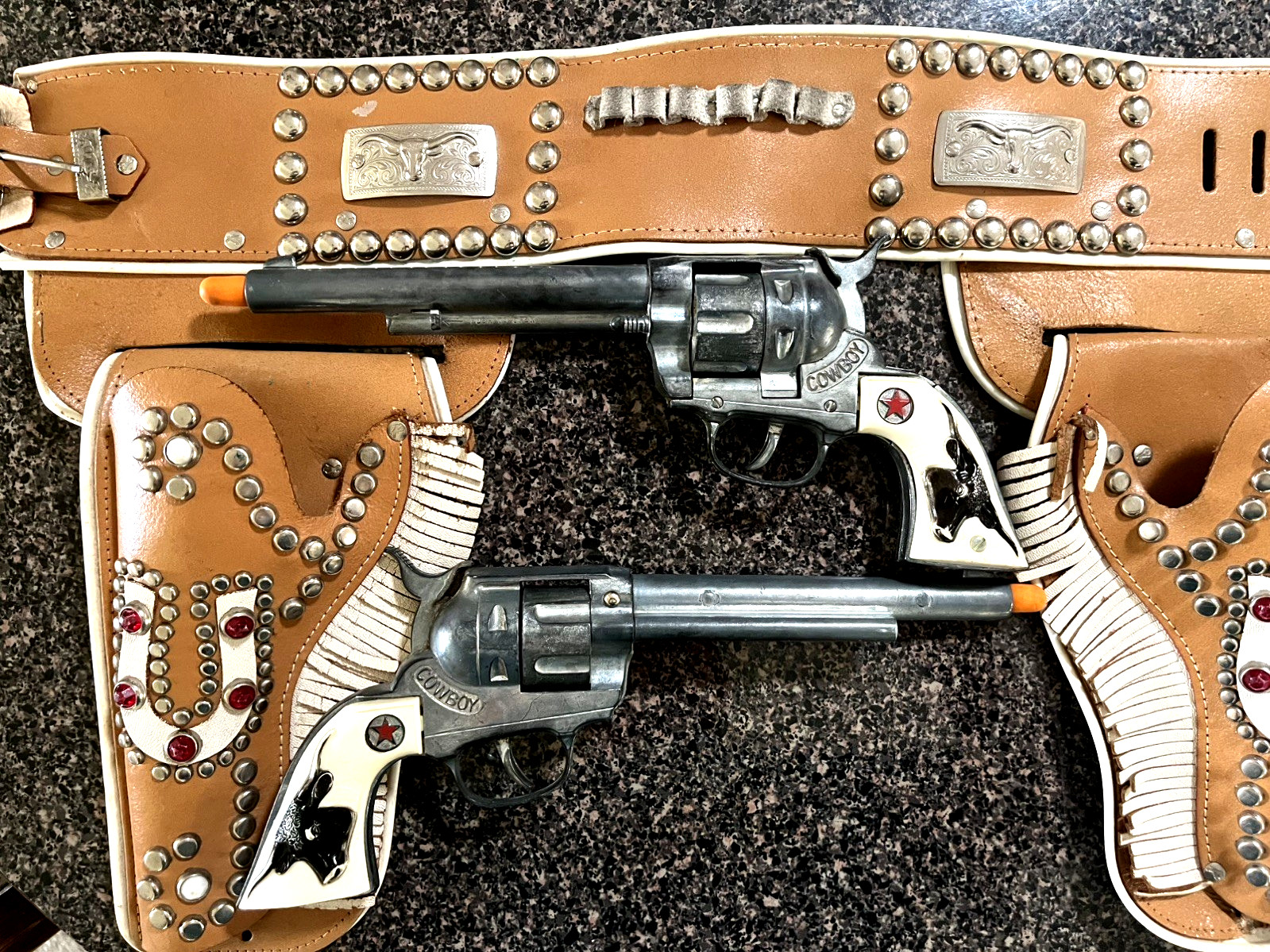 Outstanding Keyston horseshoe holster w/WOW Hubley Cowboy toy cap gun pistols