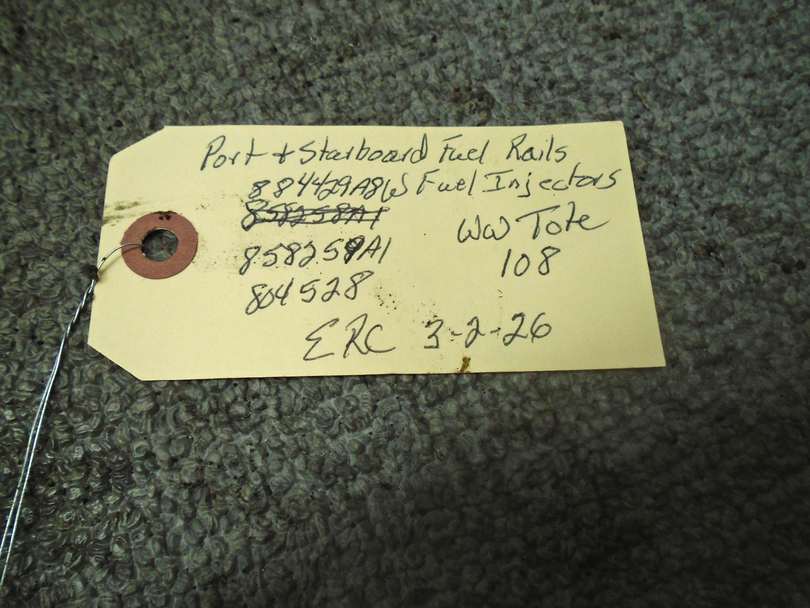 USED PORT & STARBOARD FUEL RAILS W INJECTORS 884430T07 MERCURY OUTBOARD