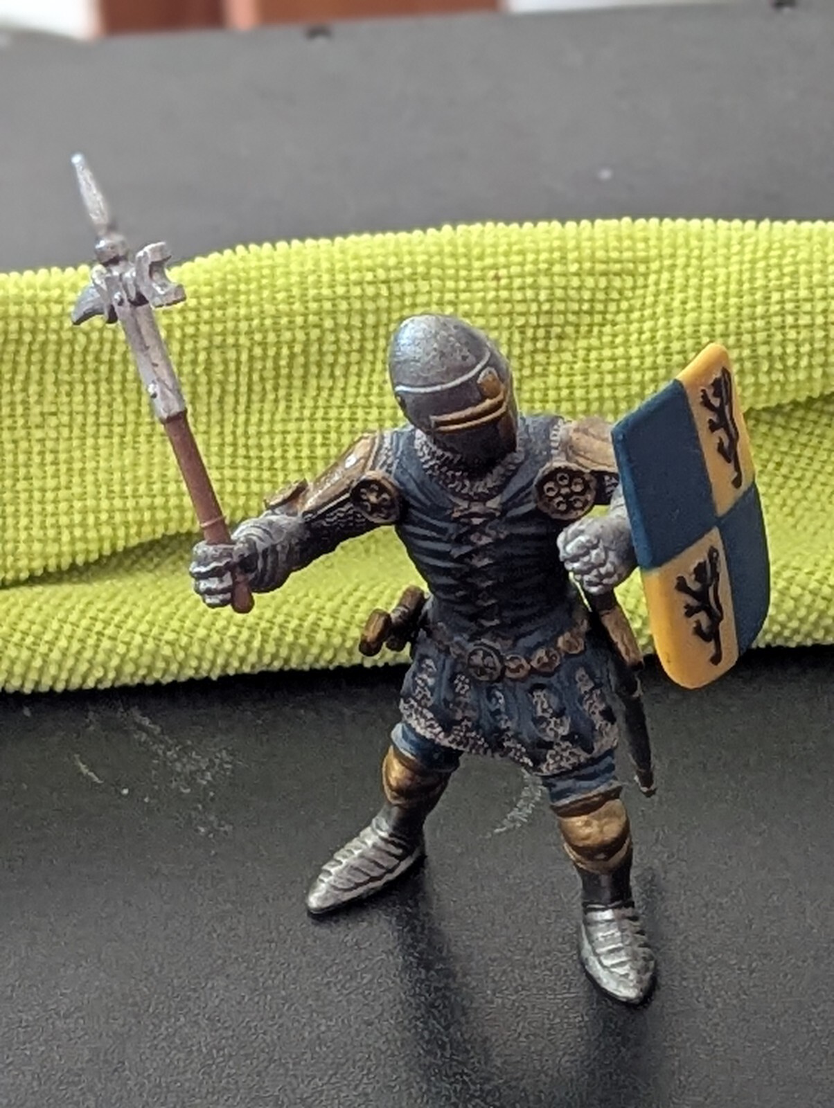AWESOME SCHLEICH WARRIOR MEDIEVAL W/ SHIELD & SWORD READY FOR BATTLE MFG 2003