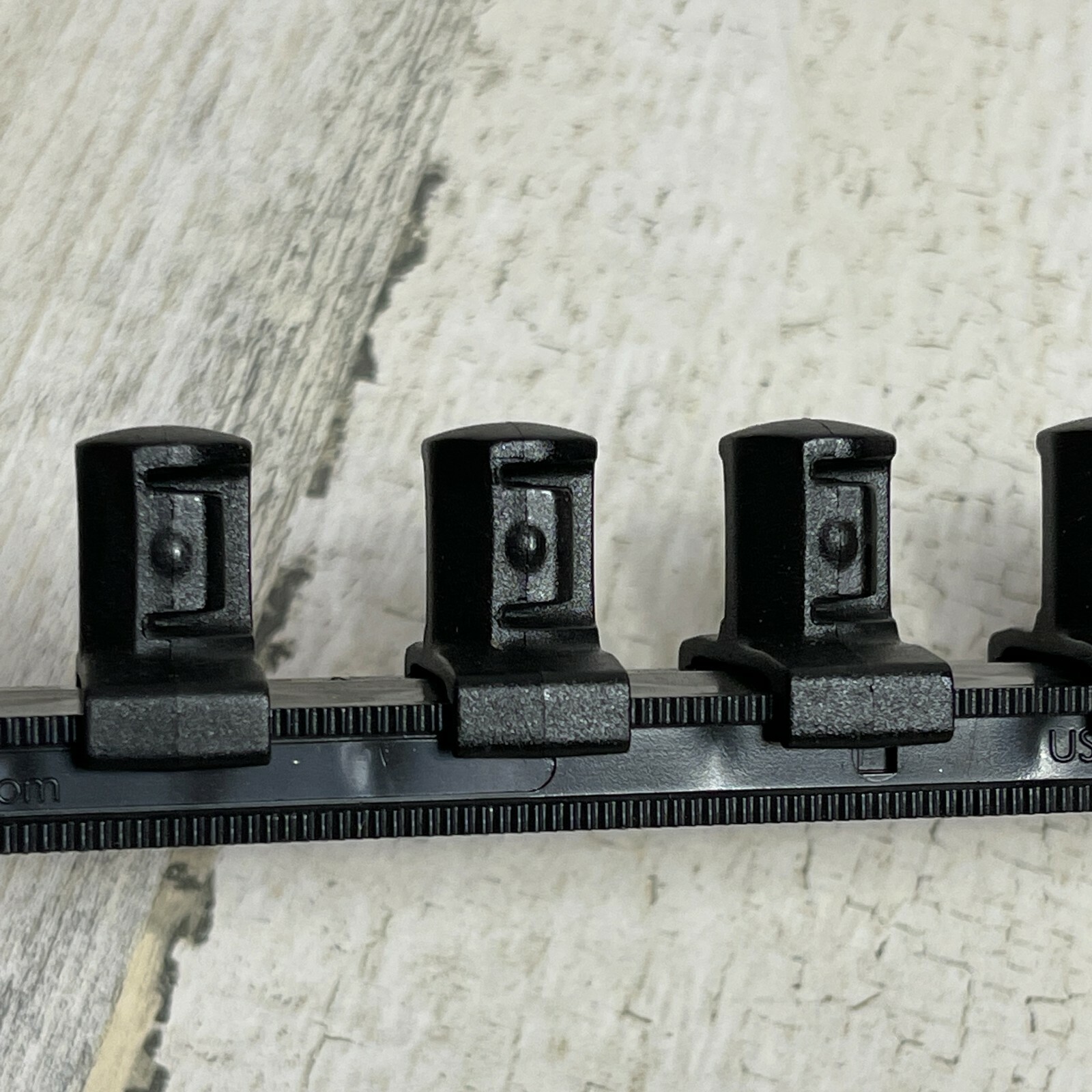 Ernst 1/2" Drive 18" Socket Organizer Rail with 15 Twist Lock Clips - Black