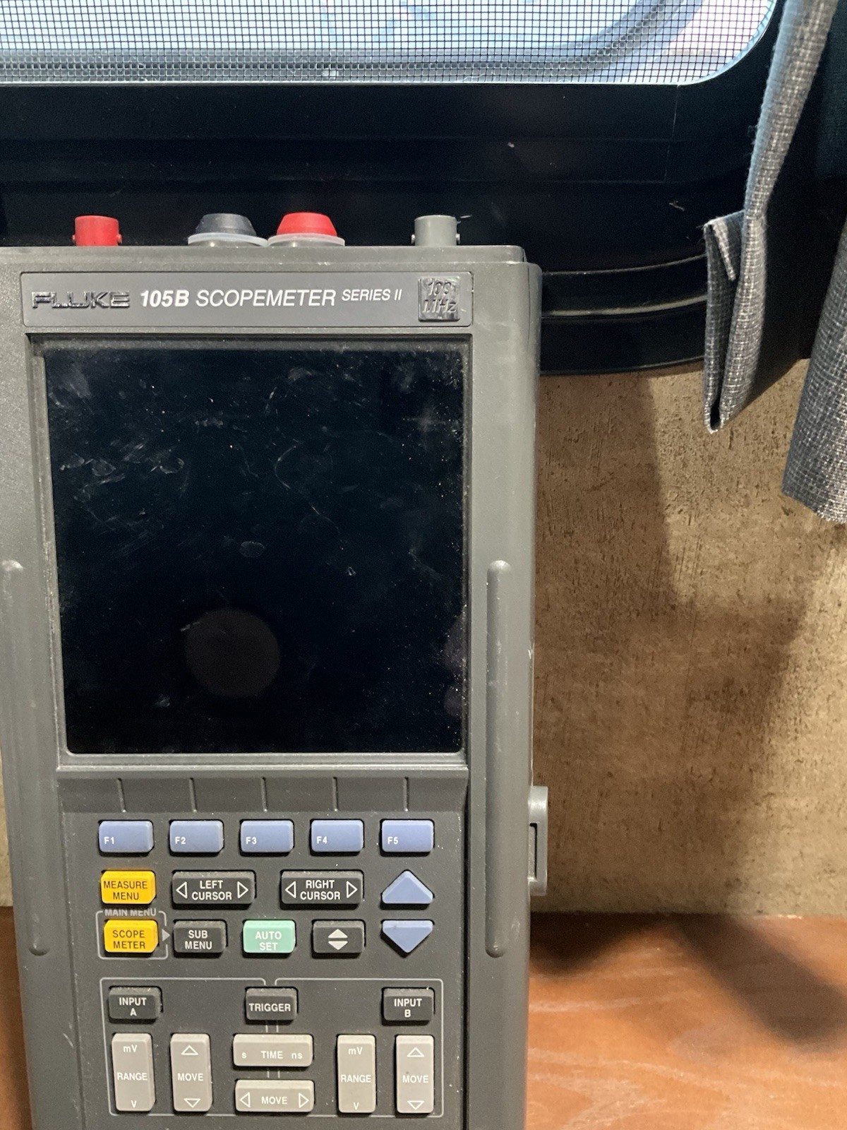 FLUKE 105B SCOPEMETER SERIES II NO LEADS DOES NOT POWER ON