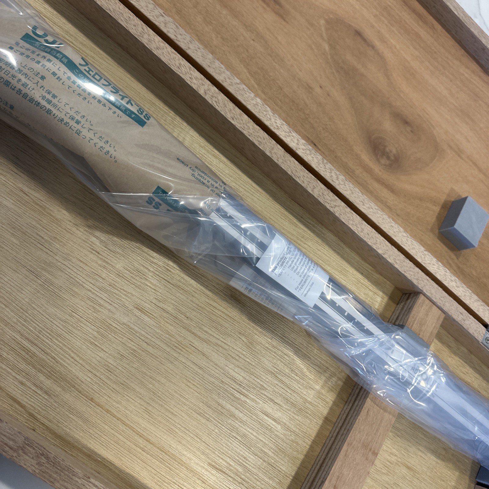 New Mitutoyo Metric Carbon Fiber Digital Caliper 1000mm / 0.01mm Nib Style Jaws