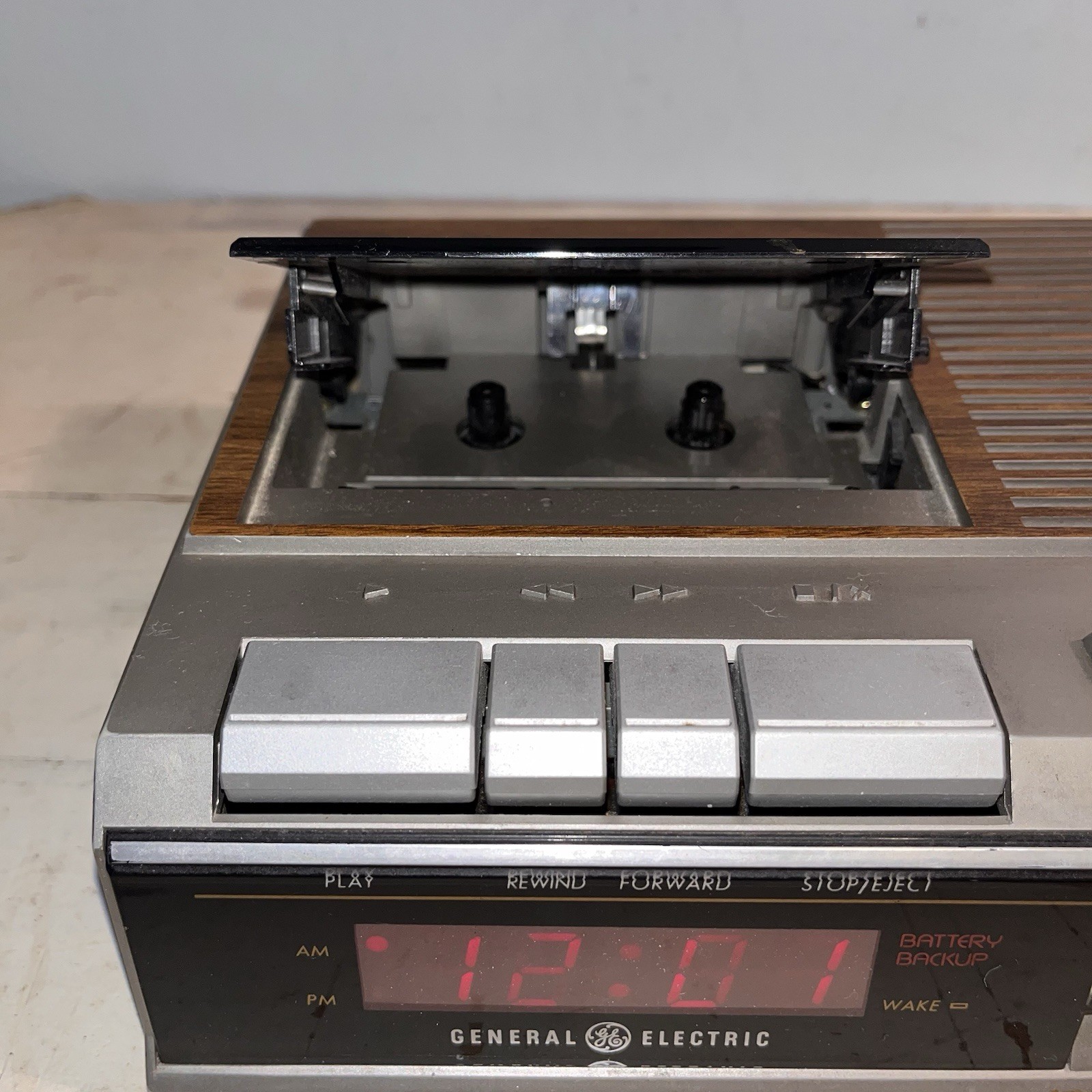 Vintage GE 7-4956B FM/AM Clock Radio Cassette Player Recorder Tested Works Red