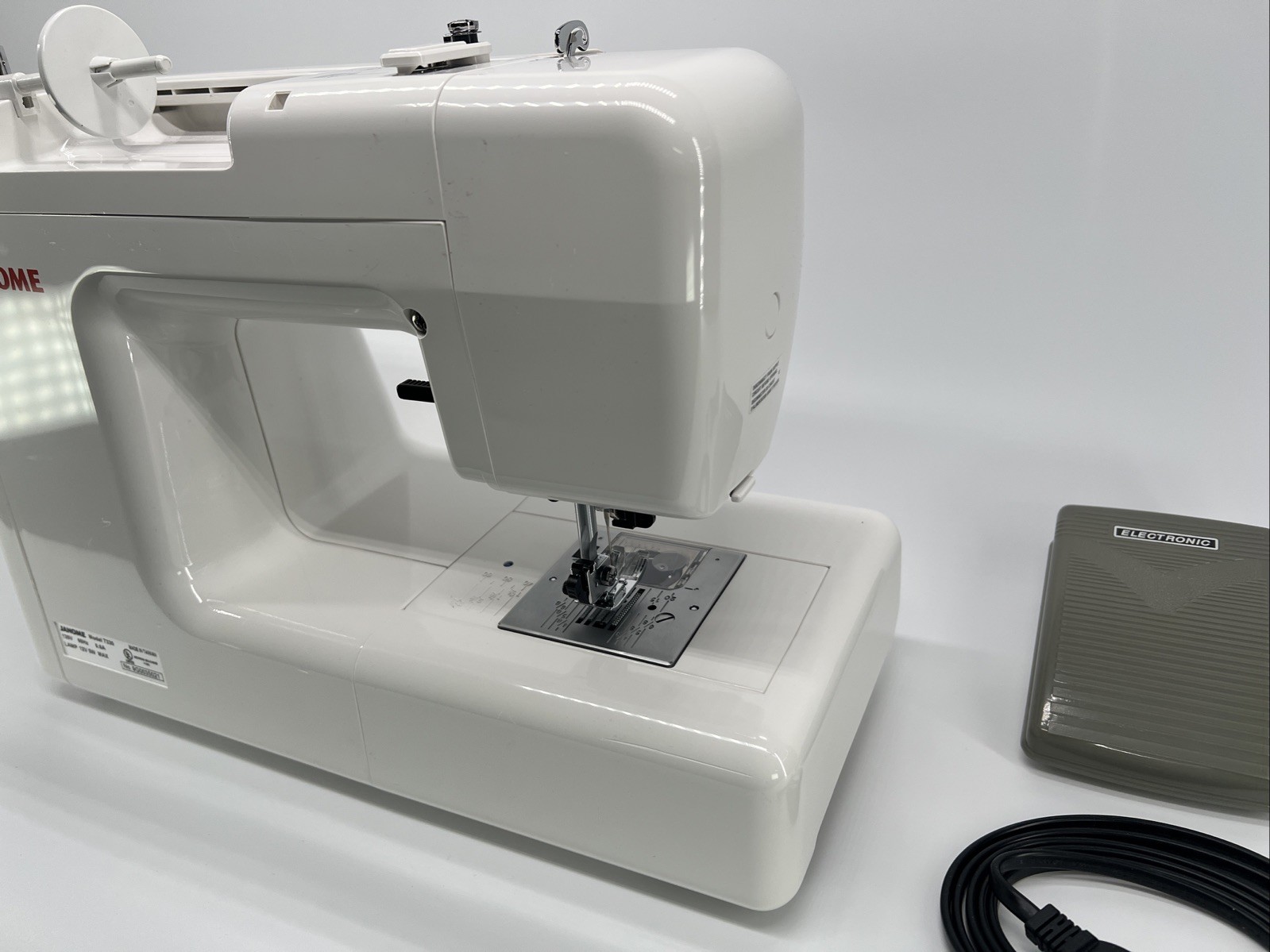 Janome Magnolia 7330 Sewing Machine with Foot Pedal and Power Cord - Excellent