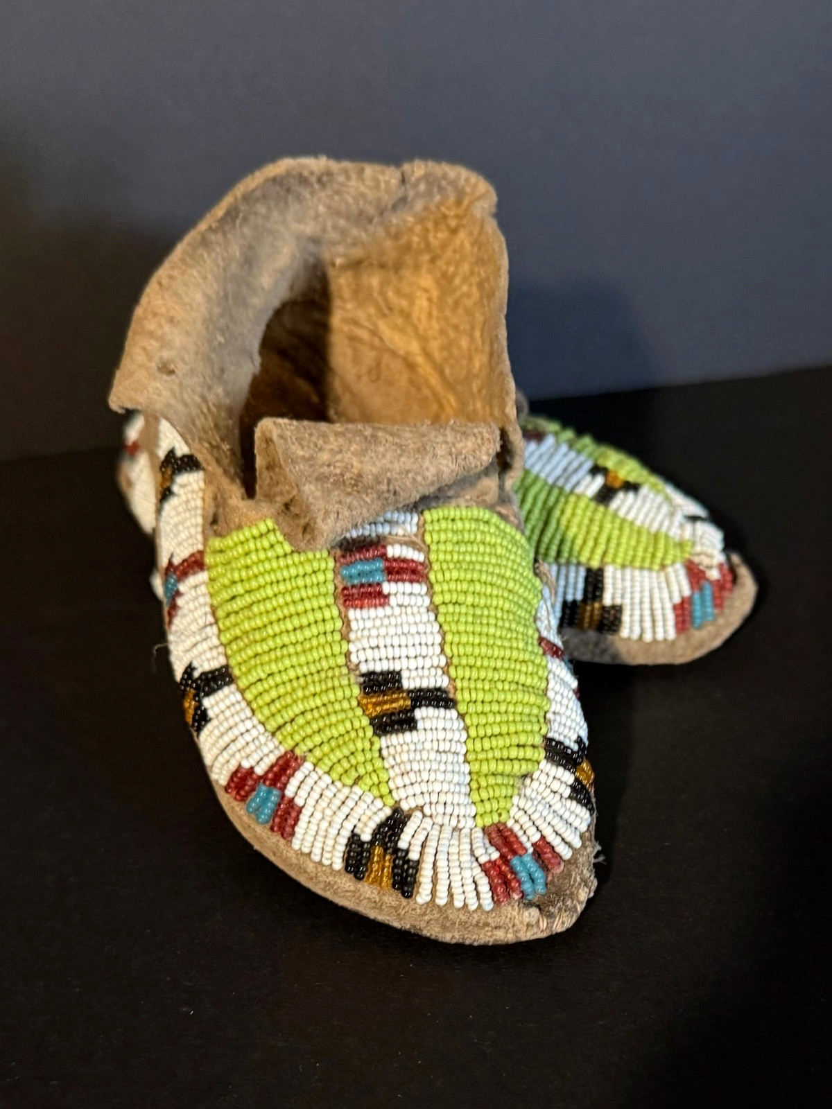 HISTORIC SIOUX PLAINS CHILD’S MOCCASINS,SINEW SEWN BEADED HIDE,C1900,EXCELLENT!