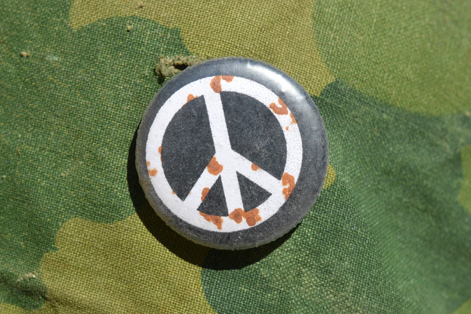 EARLY US ARMY M1 HELMET VIETNAM WAR VINTAGE CAMOUFLAGE COVER & PEACE PIN BUTTON