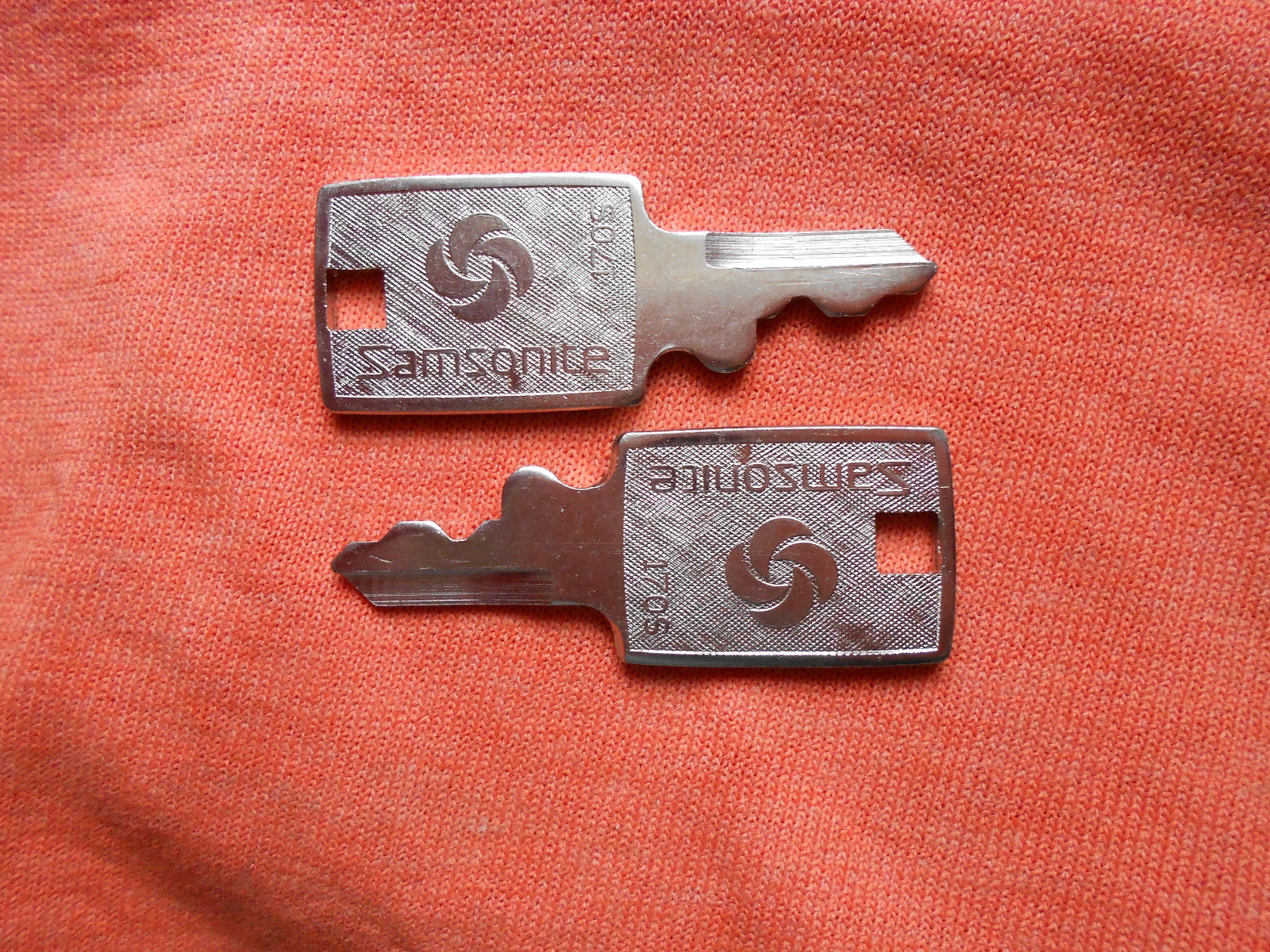 2 VINTAGE SAMSONITE LUGGAGE KEYS 170S