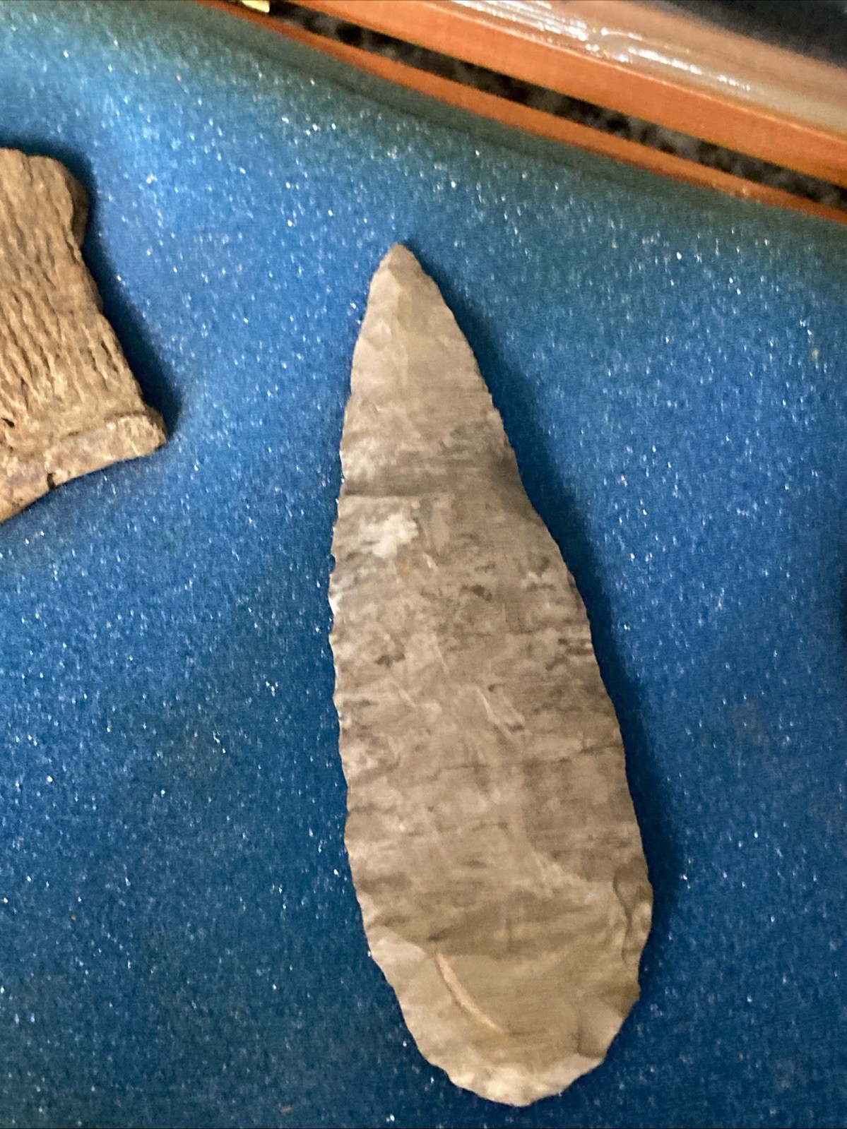 5-1/2” INDIAN ARTIFACT LERMA style BLADE FROM Mid Tn. Display Case & Pottery