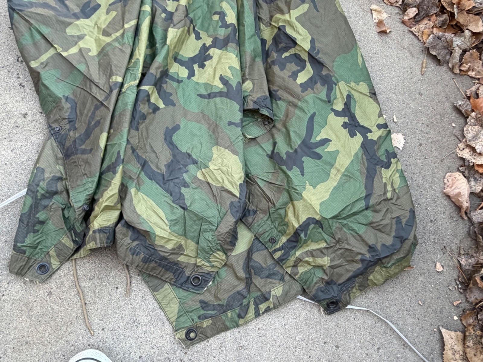 ORIGINAL POST VIETNAM WAR US ARMY WOODLAND CAMO RAIN PONCHO- DATED 1987