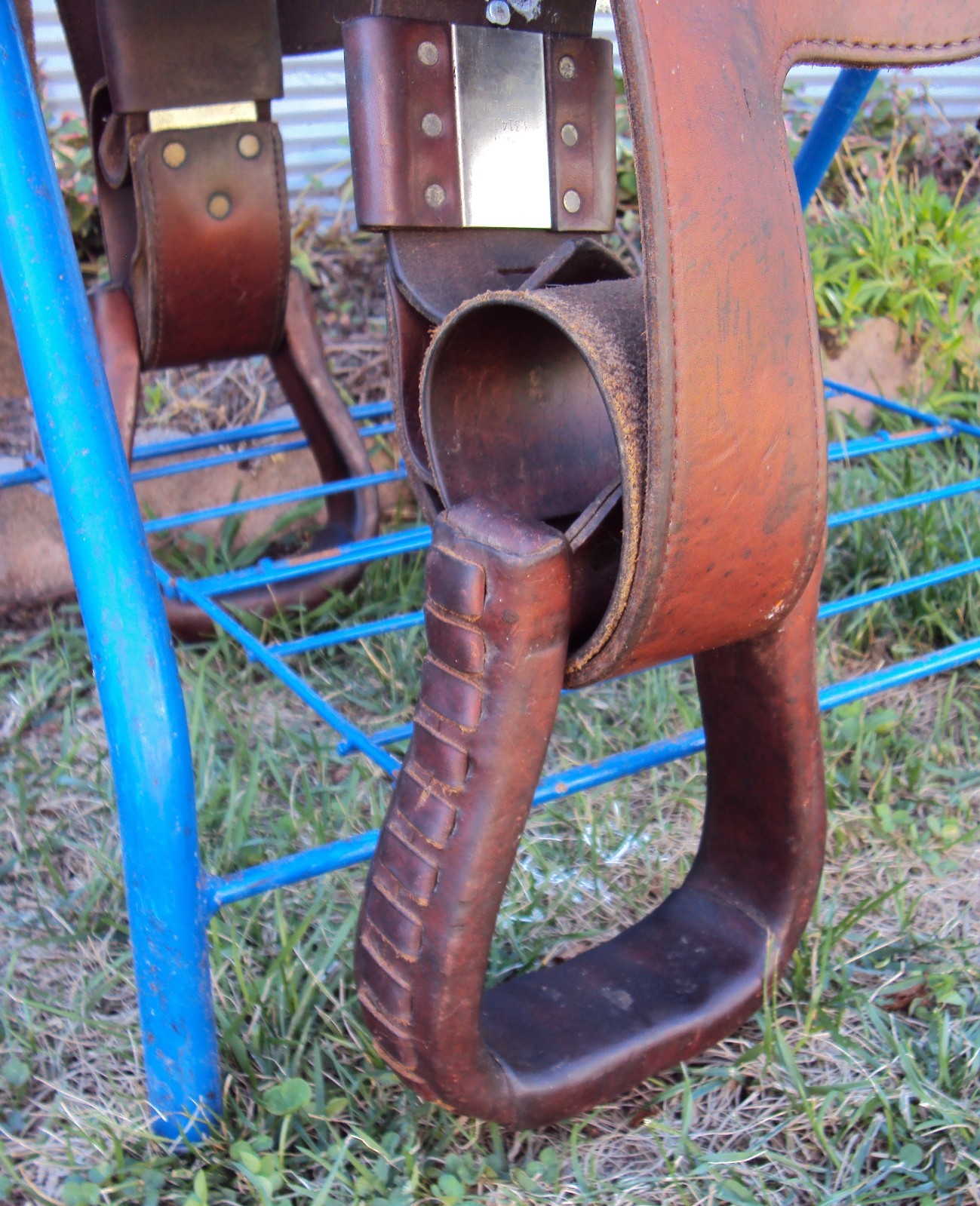 CIRCLE Y Western Show Saddle - 15" - SILVER CONCHOS - Padded Seat - BEAUTIFUL!