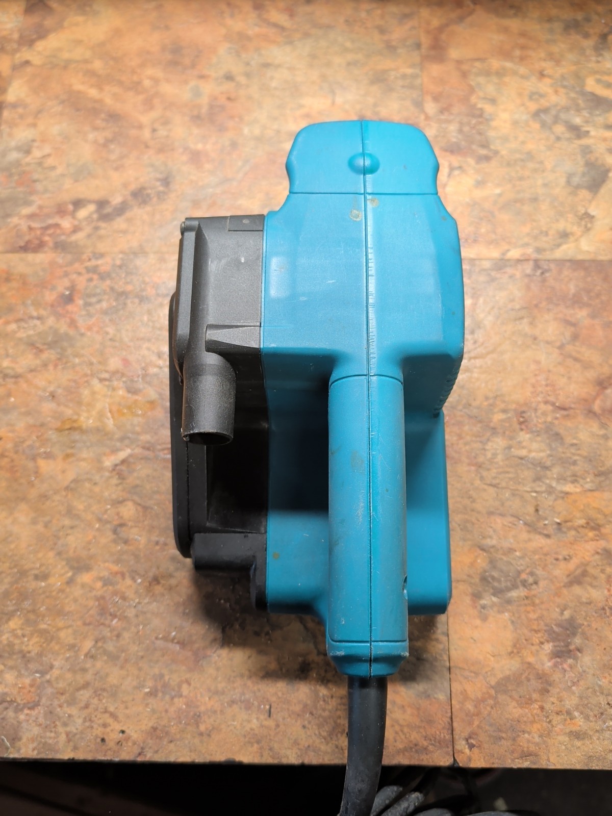 Makita 9911 5.6 Amp 3-Inch by 18-Inch Variable Speed Belt Sander with Cloth Dust