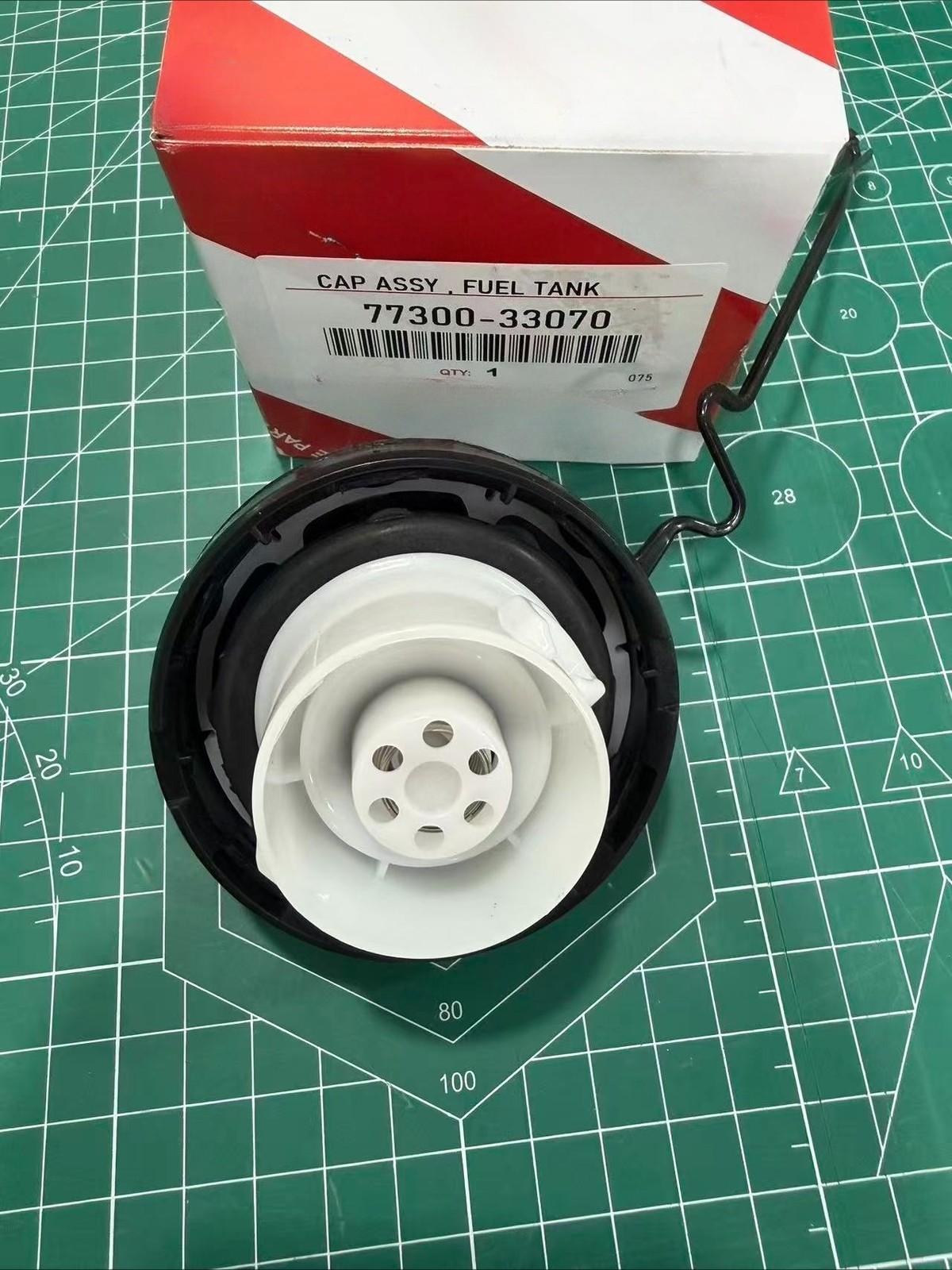 OEM 77300-33070 Fuel Tank GAS CAP Fit for Camry Lexus Tacoma 4Runner 77300-47010