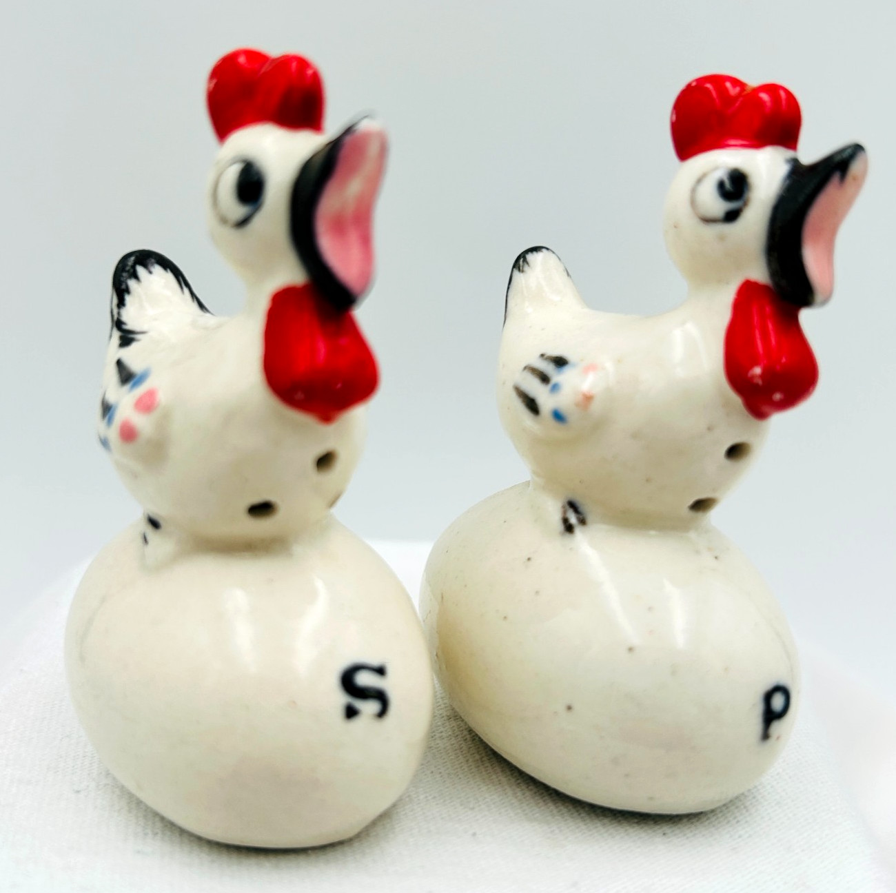 Hand Painted Chickens Roosting on Eggs Vintage Salt Pepper Shakers Made in Japan