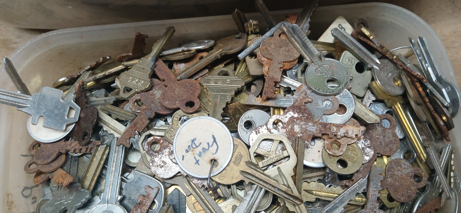 Large Lot 100 Miscellaneous Vintage Keys Padlocks Drawers Doors RANDOM 100 KEYS
