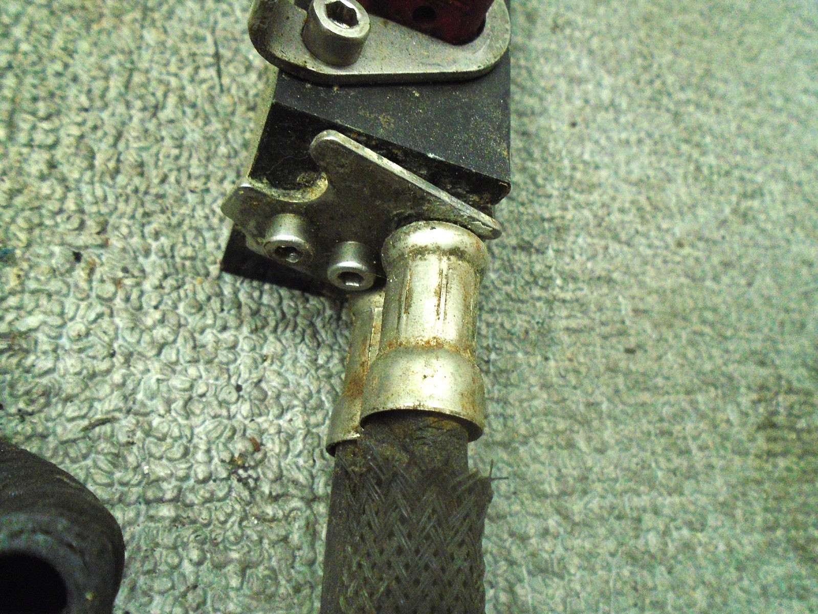 USED PORT & STARBOARD FUEL RAILS W INJECTORS 884430T07 MERCURY OUTBOARD