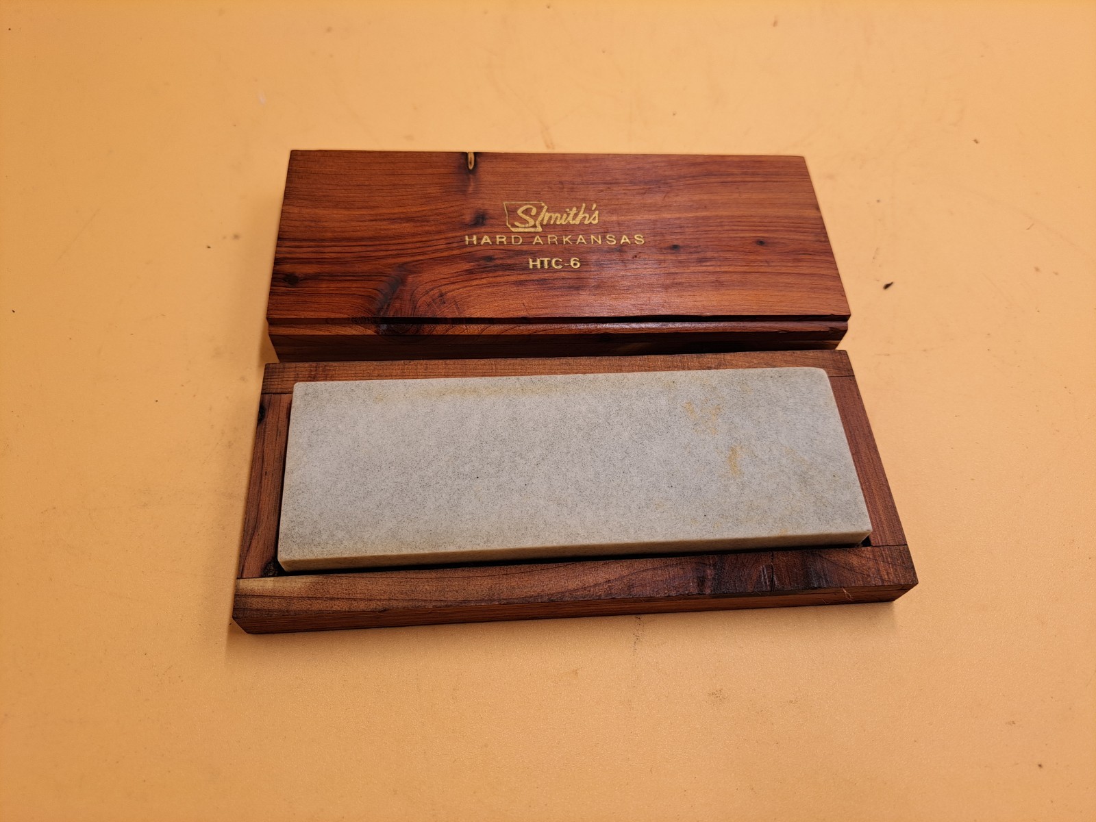 Vintage Smith’s HTC-6 Hard Arkansas Knife Sharpening Stone Cedar Wooden Box VGC