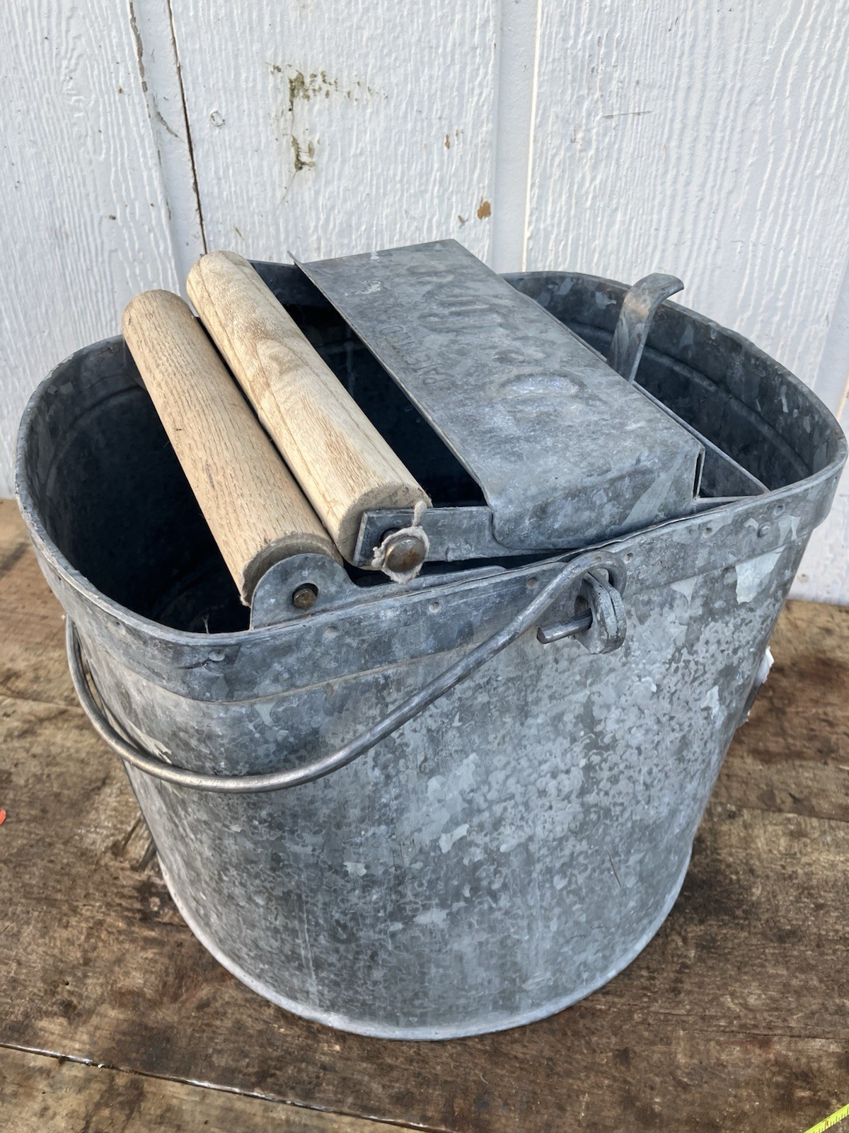 VIDEO--NICE! Vintage DeLuxe Galvanized Wringer Mop Bucket Schlueter Mfg w/ Label