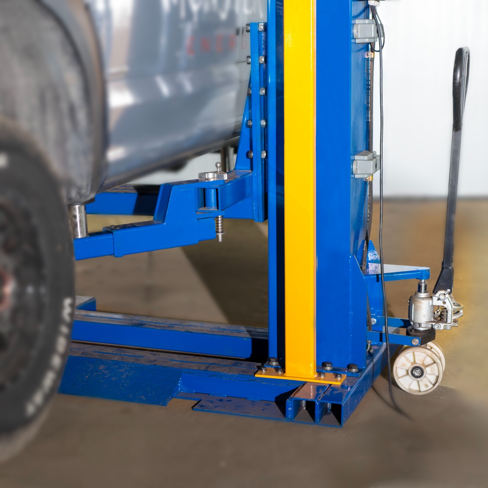 6,200 lb Single Post Lift Portable Electro-Lock