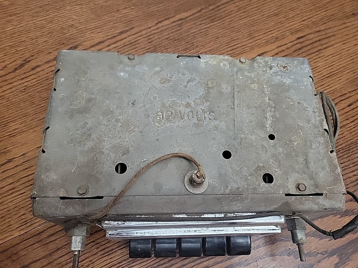 VINTAGE ANTIQUE 1955-1956 CHEVY 12 VOLT BLACK PUSH BUTTON AM RADIO (UNTESTED)