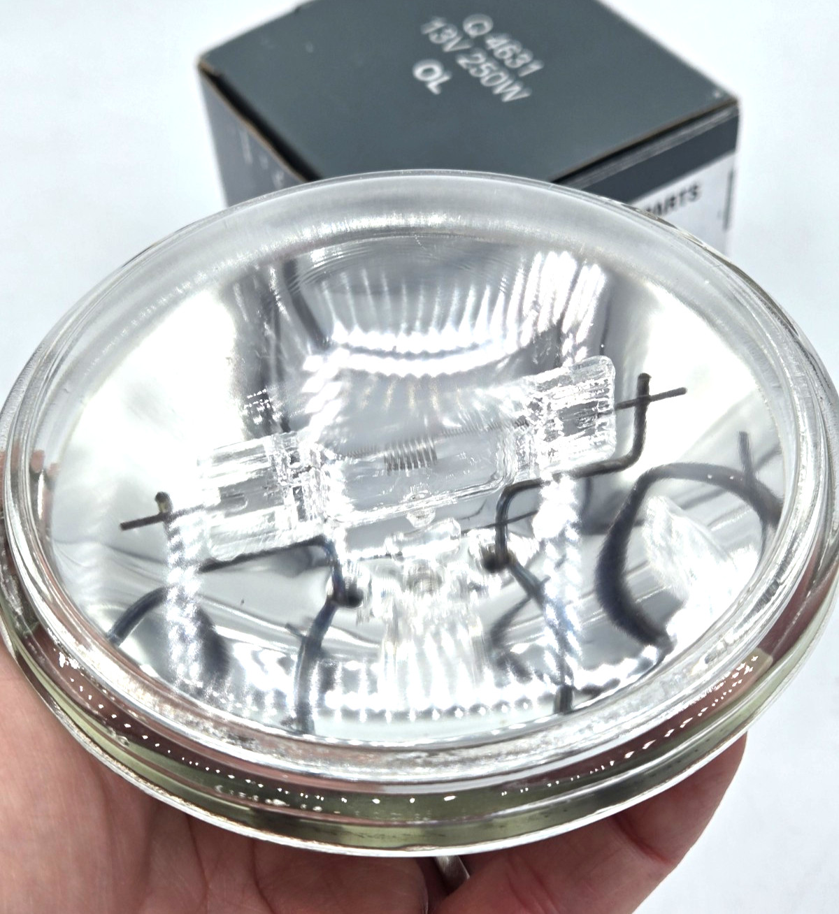Oshino Q4631 Aircraft Landing Light PAR36 13V 250W Sealed Beam Lamps *NIB